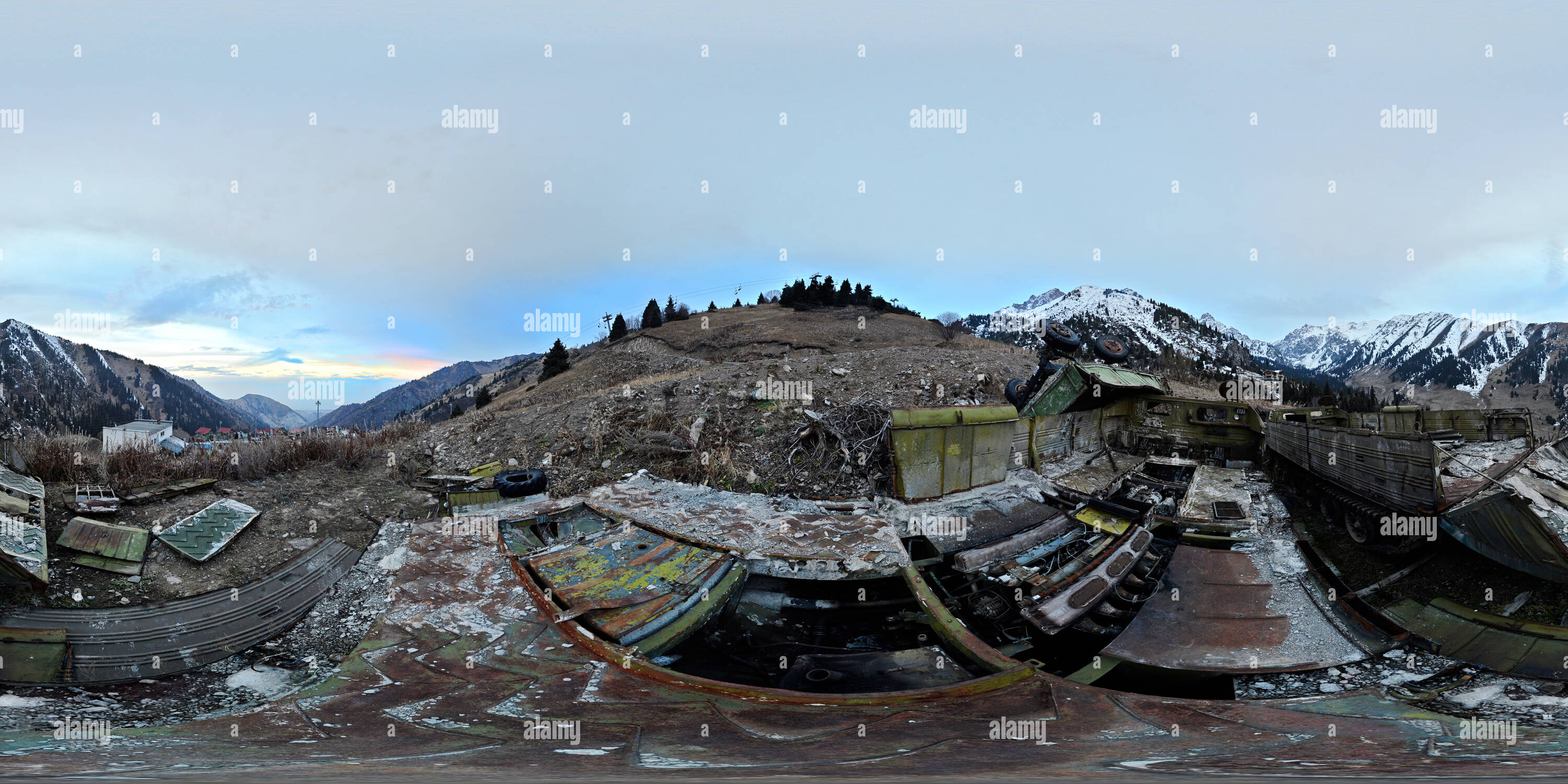 360 Grad Panorama Ansicht von Chimbulak, verlassenen Schnee Fahrzeuge