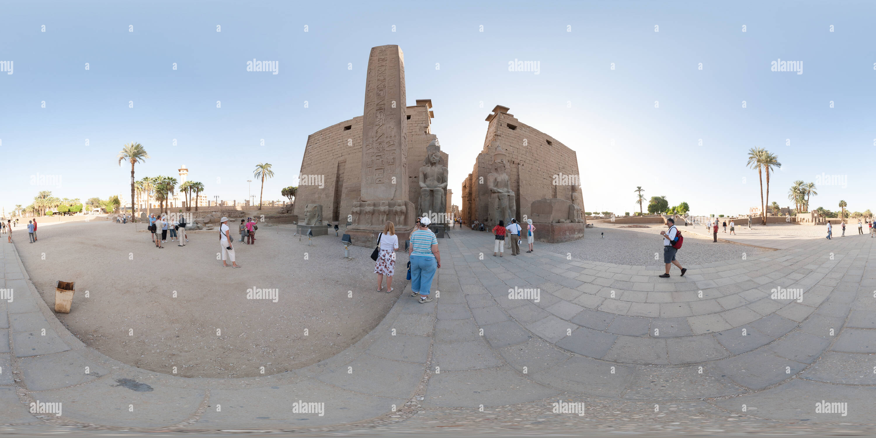 360 Grad Panorama Ansicht von Eingang zum Luxor Tempel durch die Ramses II Pylon