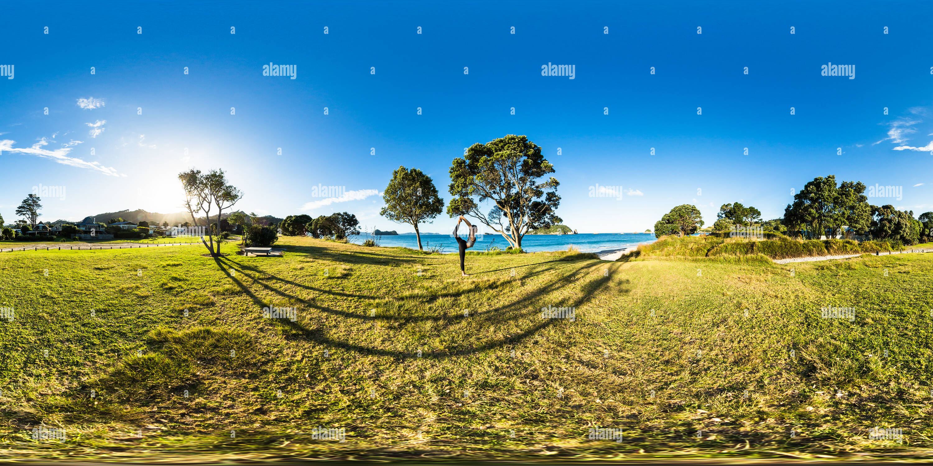 360 Grad Panorama Ansicht von Yoga am Strand bei Sonnenuntergang - Hahei Coromandel Halbinsel - Waikato, Neuseeland