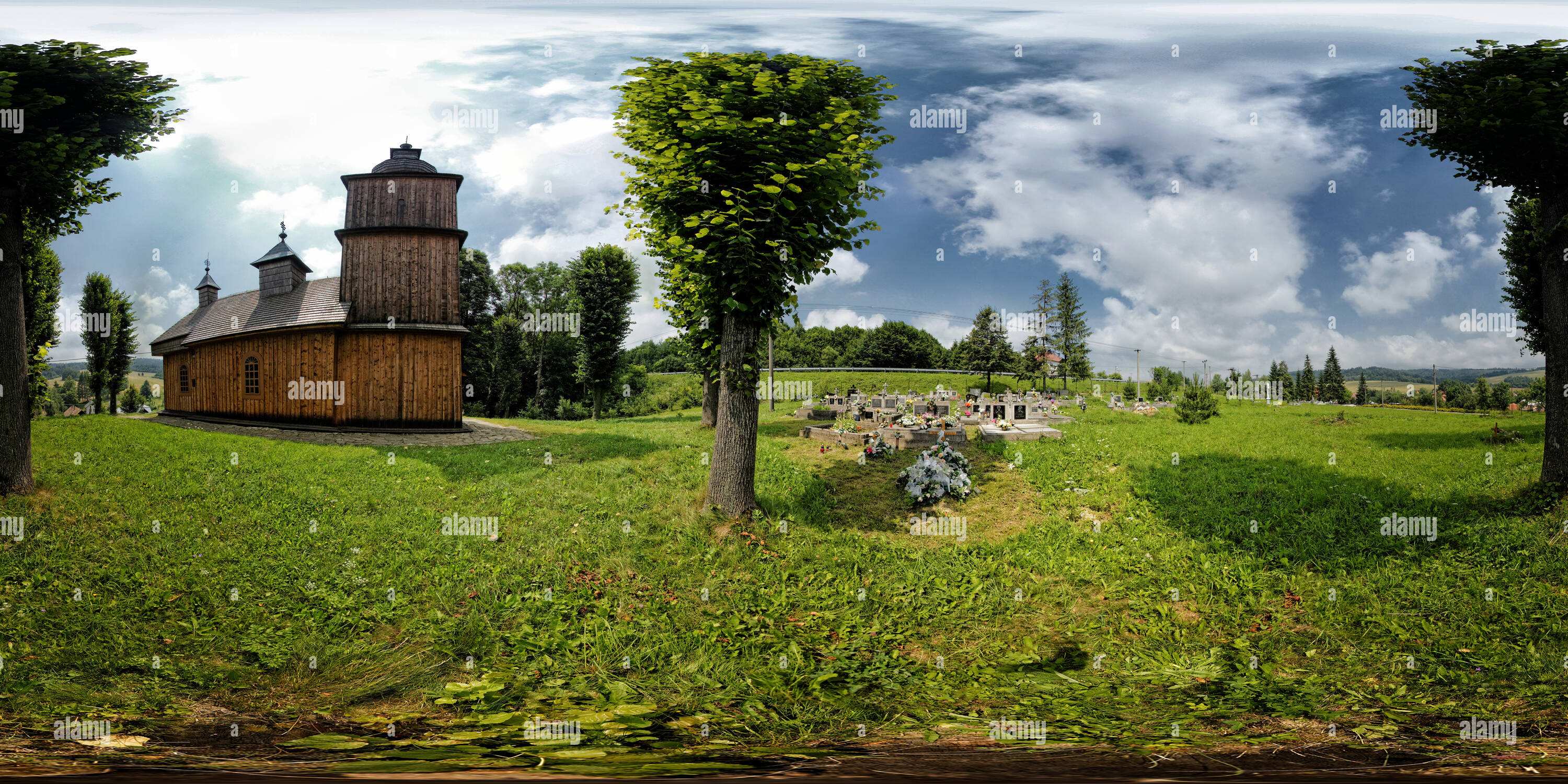 360 Grad Panorama Ansicht von Holz- orthodoxen Kirche Vyšný Komárnik (180)