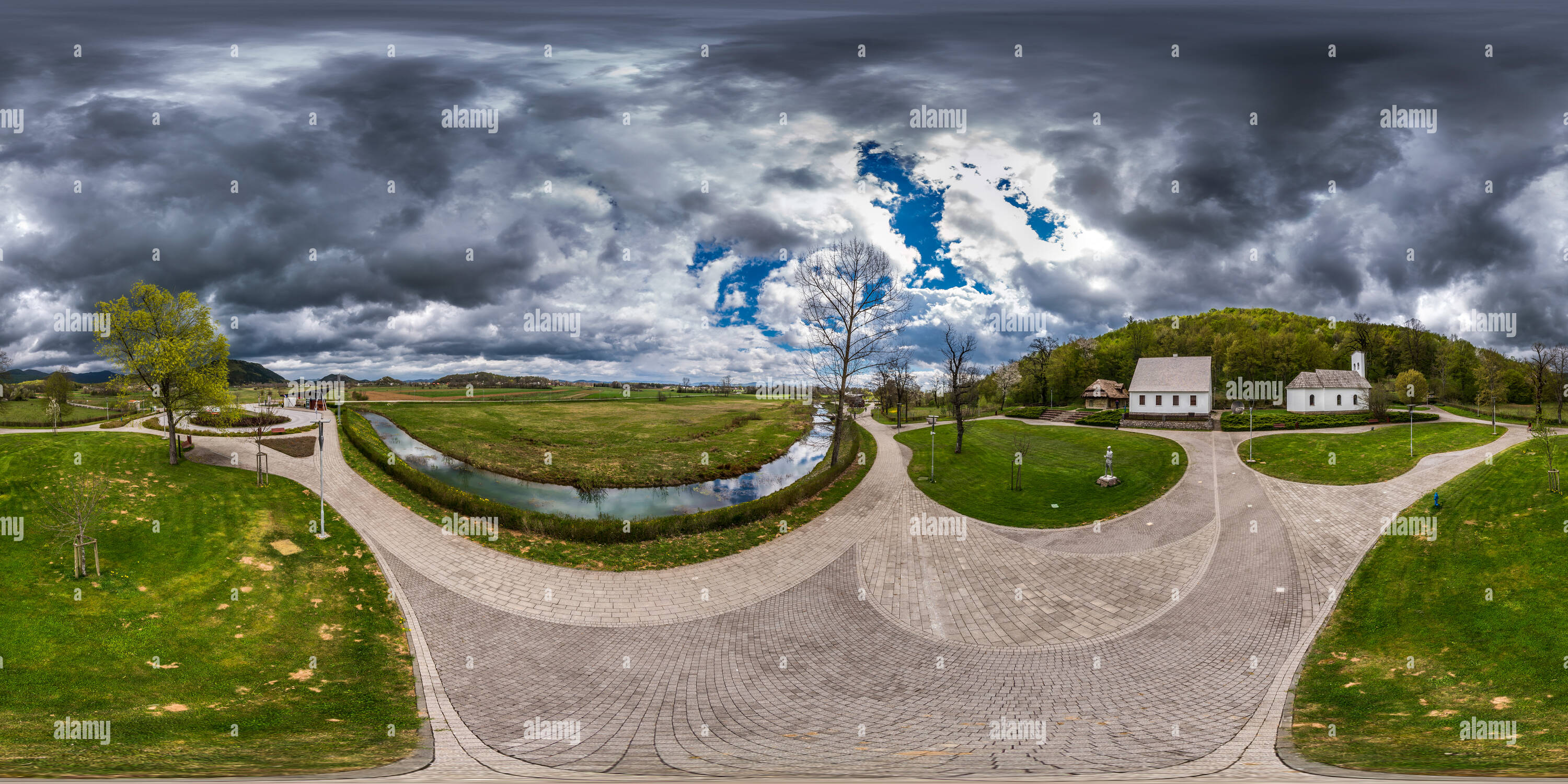 360 Grad Panorama Ansicht von Nikola Tesla Memorial Center, Smiljan, Kroatien, 2016.