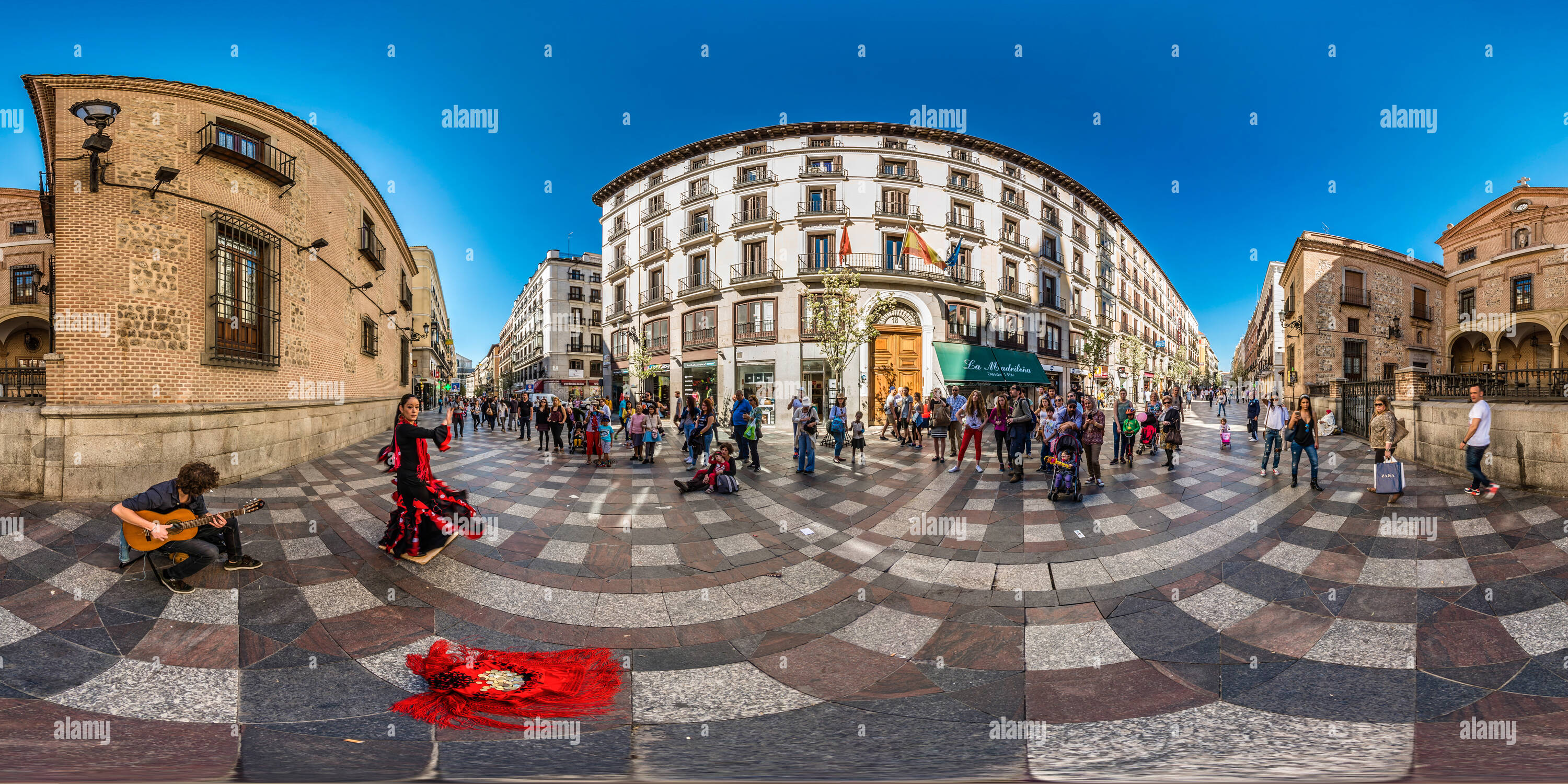 360 Grad Panorama Ansicht von Flamenco auf der Calle del Arenal, Madrid, 2015.