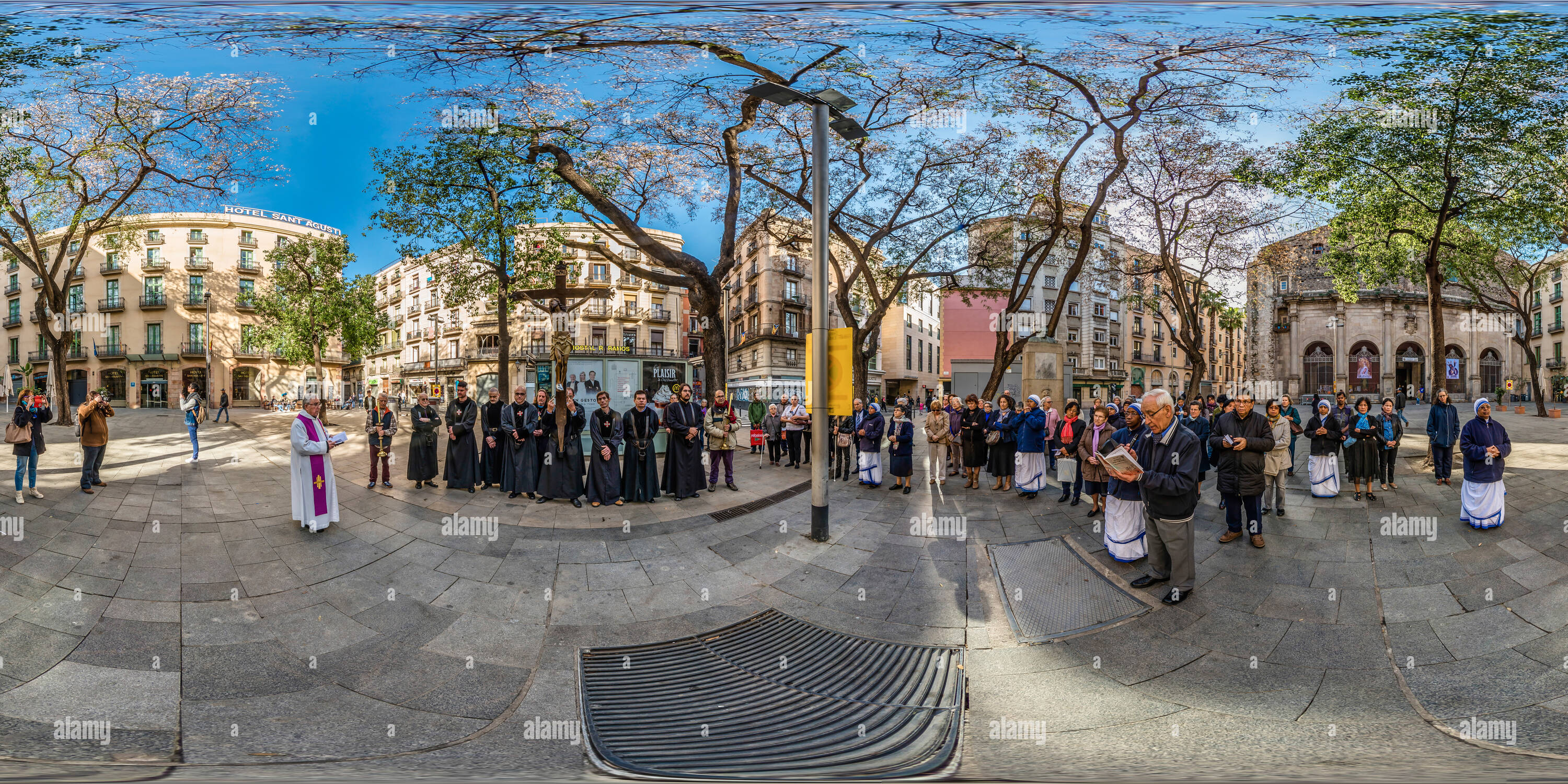 360 Grad Panorama Ansicht von Karfreitagsprozession am Placa de Sant Augusti, Barcelona, 2015.