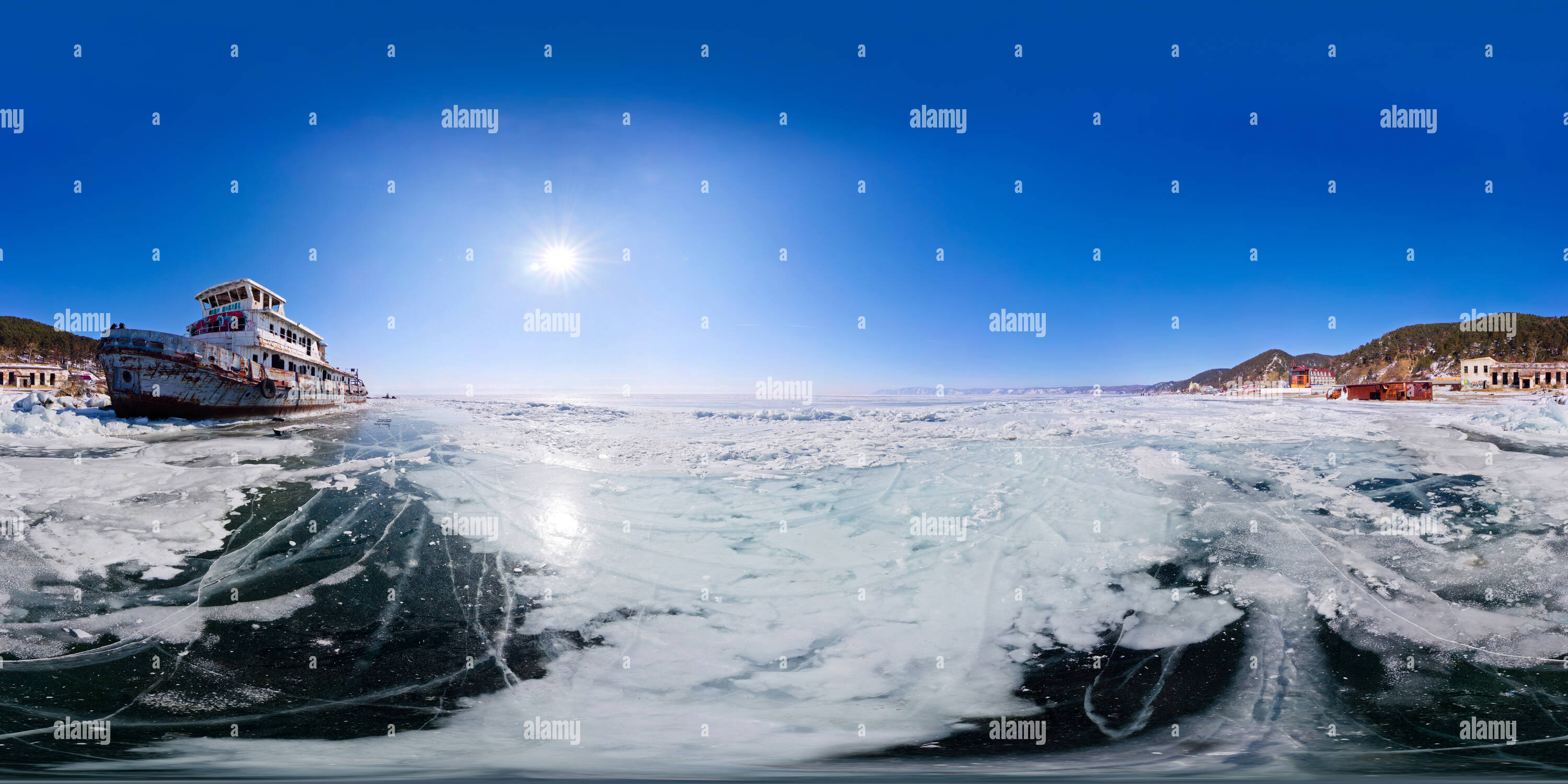 360 Grad Panorama Ansicht von Alten rostigen Schiff an der Küste des Baikals unter Eis. breites Panorama fisheye Verzerrung