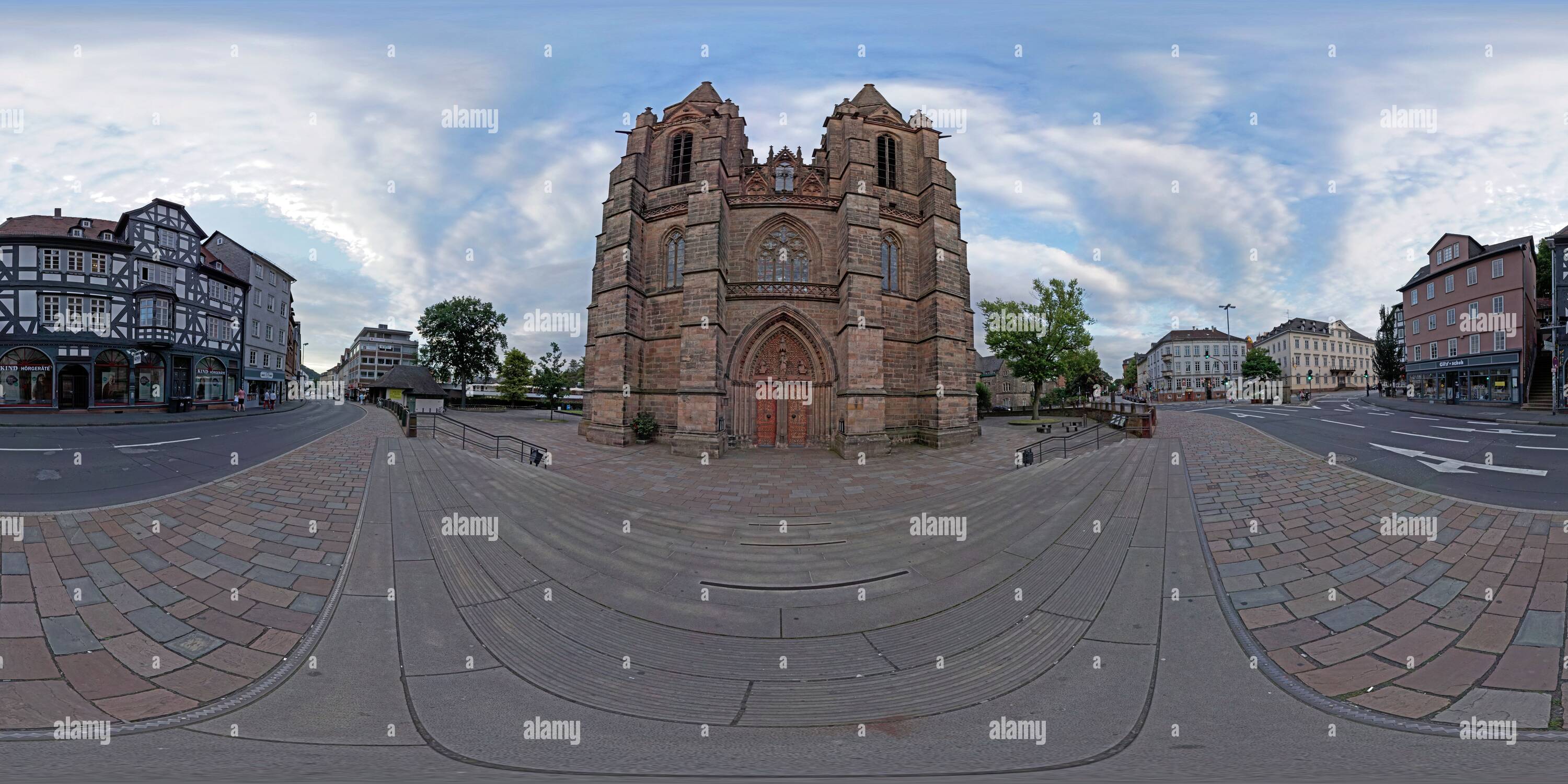 360 Grad Panorama Ansicht von Marburg - St. Elisabeth Kirche, Eingang