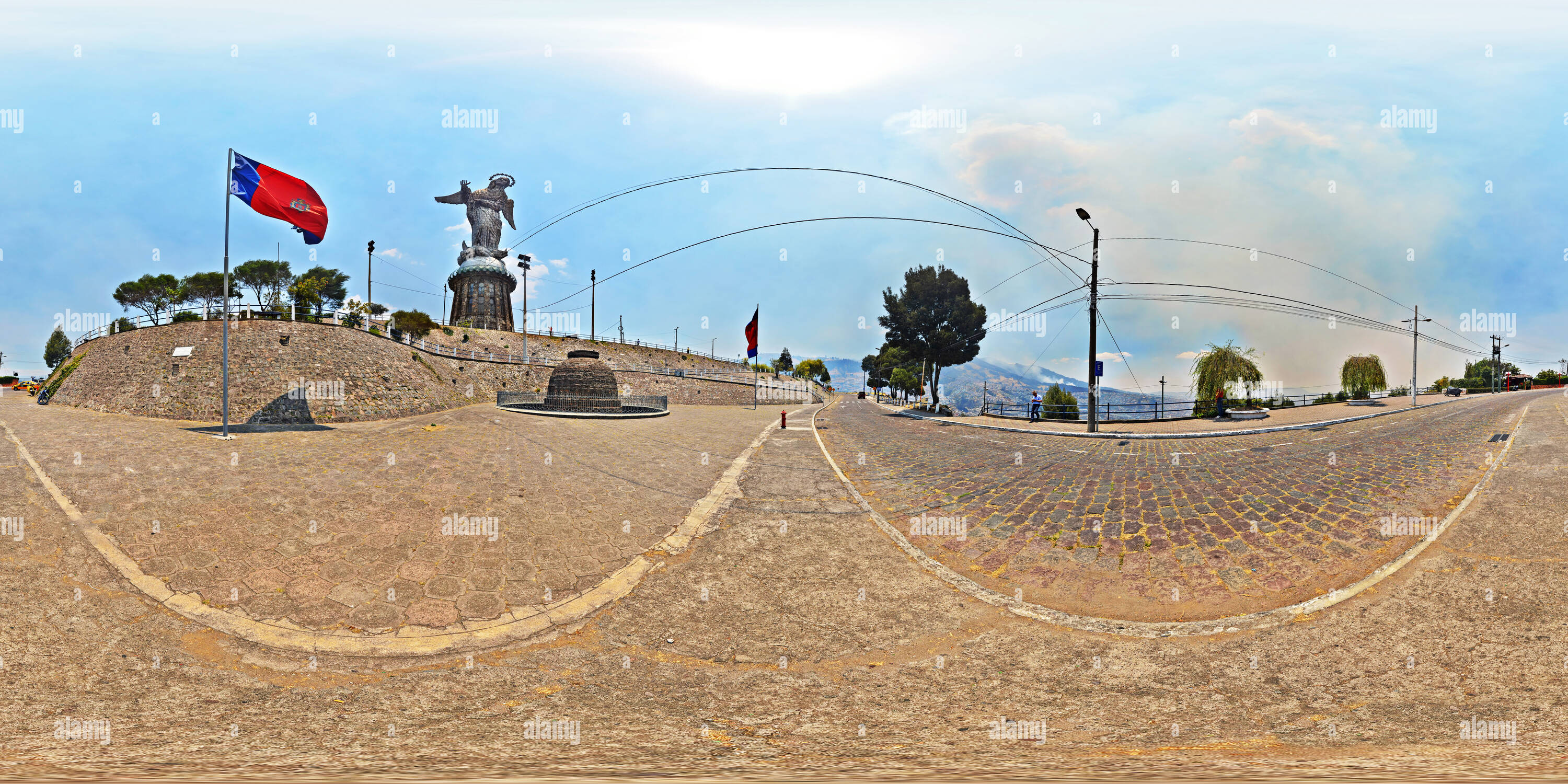 360 Grad Panorama Ansicht von Virgen Del Panecillo an einem sonnigen Nachmittag