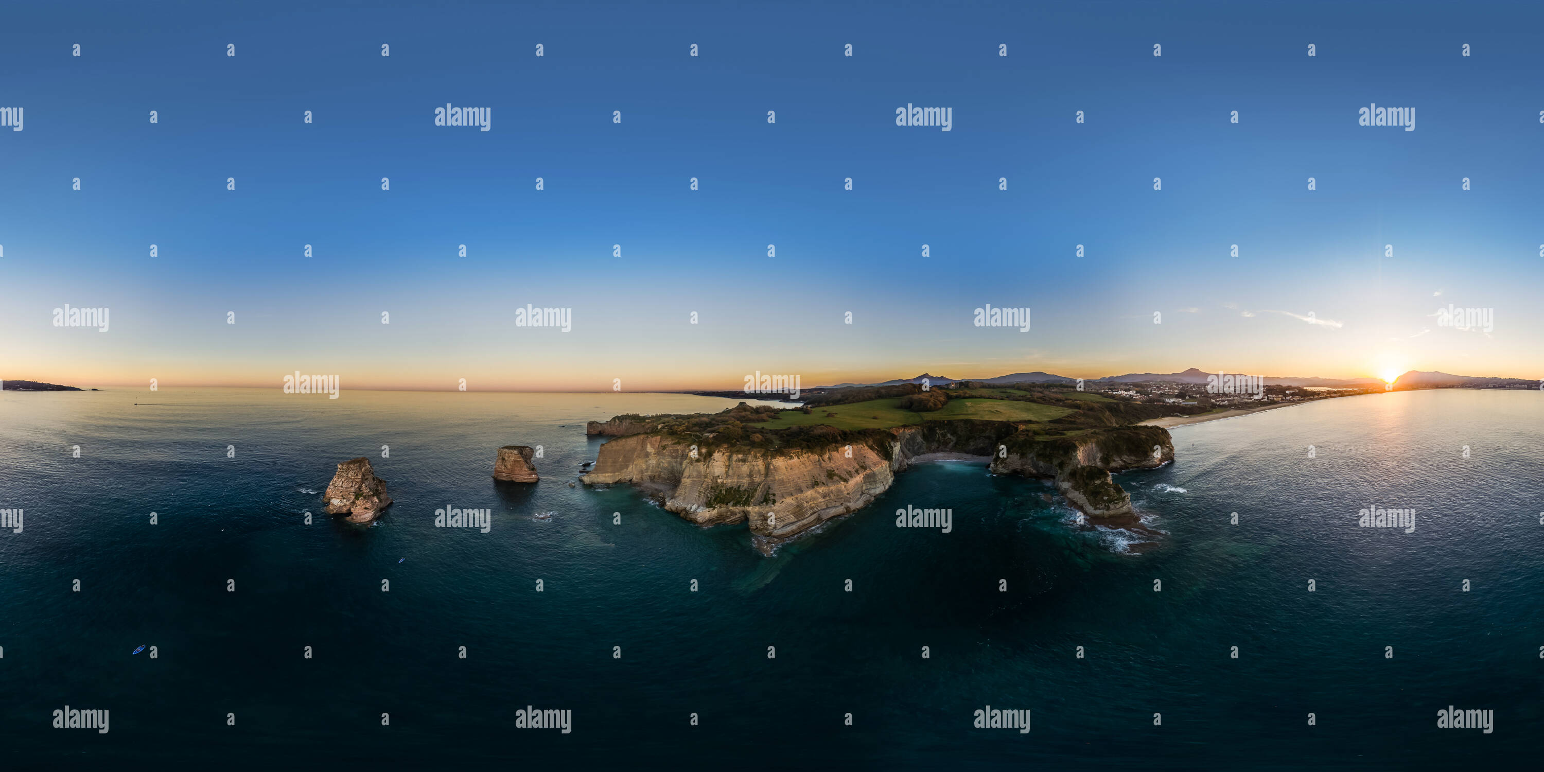 360 Grad Panorama Ansicht von Sonnenuntergang über Abbadia im Dezember (Hendaye, Baskenland, Frankreich)