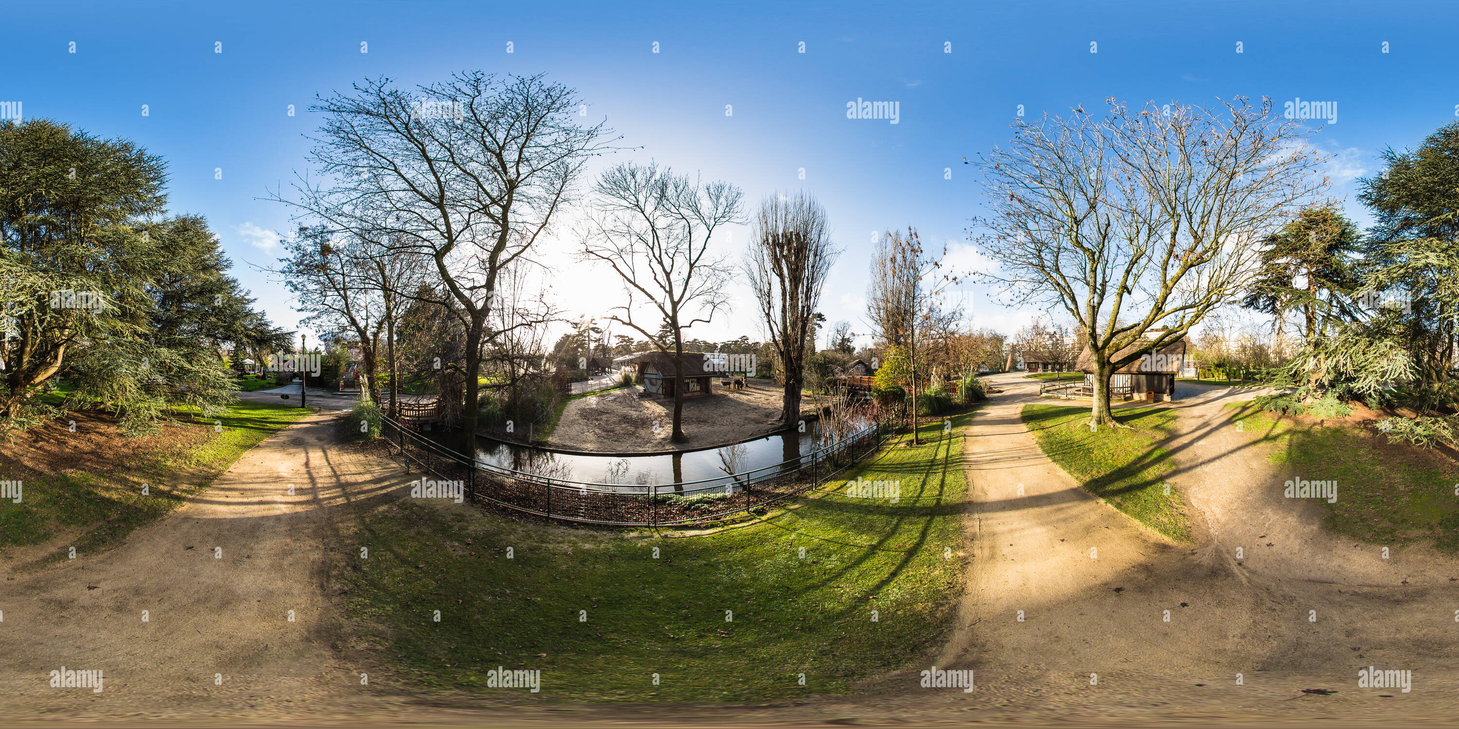 360 Grad Panorama Ansicht von Kleine Farm - Le Petite Ferme Le Jardin d'Acclimatation - Bois de Boulogne - Paris - Frankreich