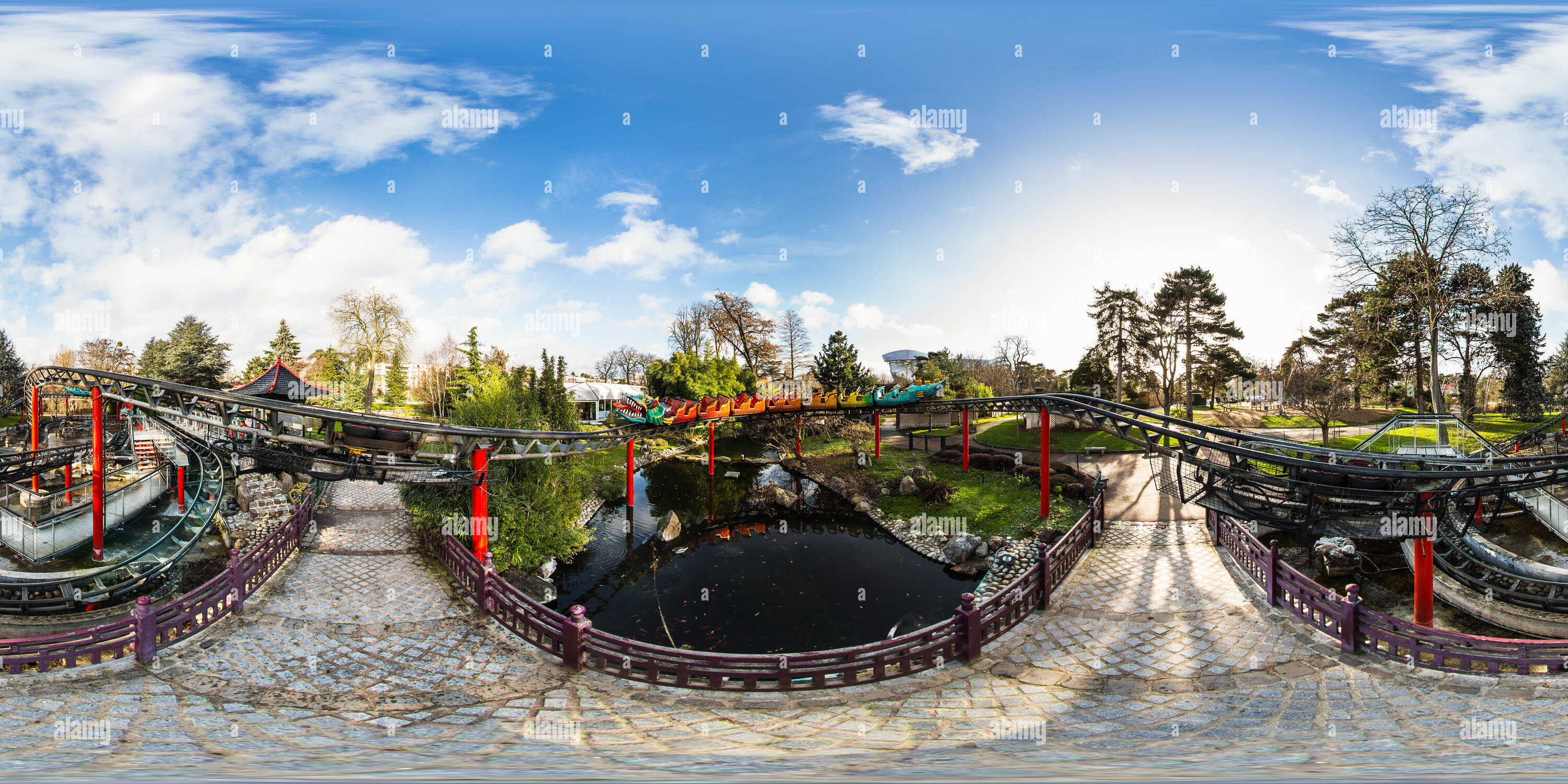 360 Grad Panorama Ansicht von Le Dragon im Le Jardin d'Acclimatation - Bois de Boulogne - Paris - Frankreich