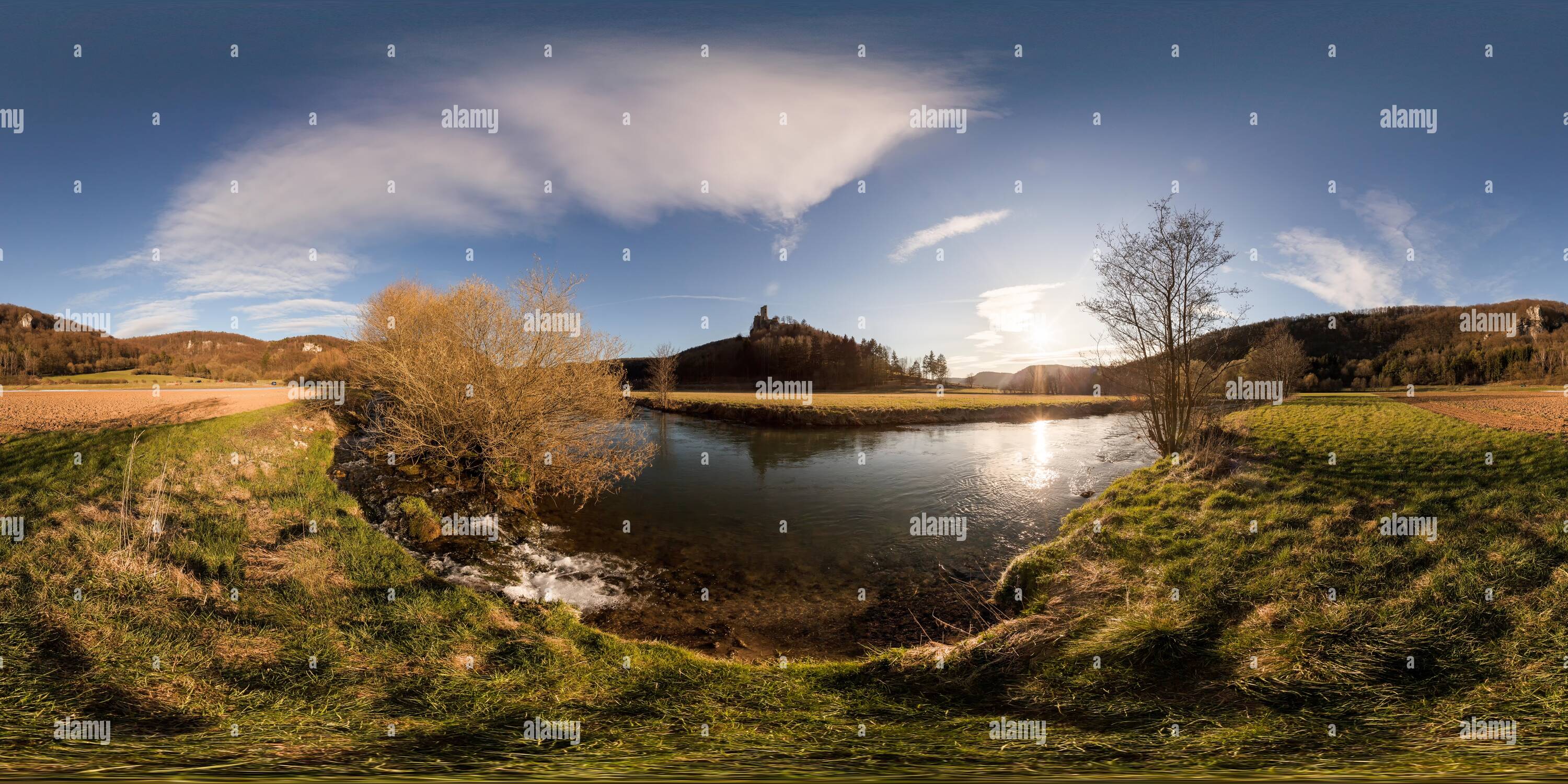 360 Grad Panorama Ansicht von Blick über die Wiesent in die Burgruine Neideck