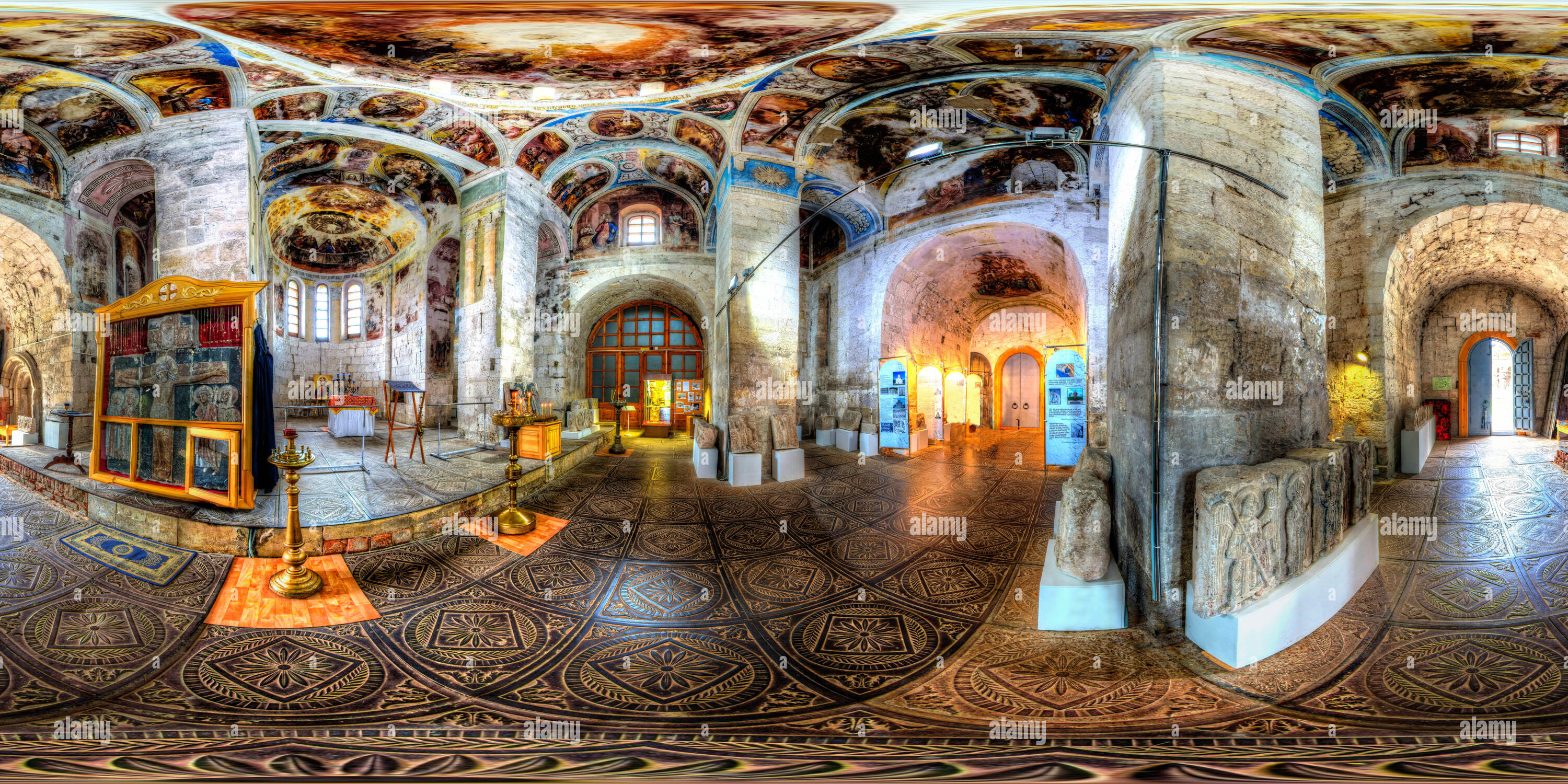 360 Grad Panorama Ansicht von Russland, Yuryev-Polski, das Kreuz in der Kathedrale von St. George