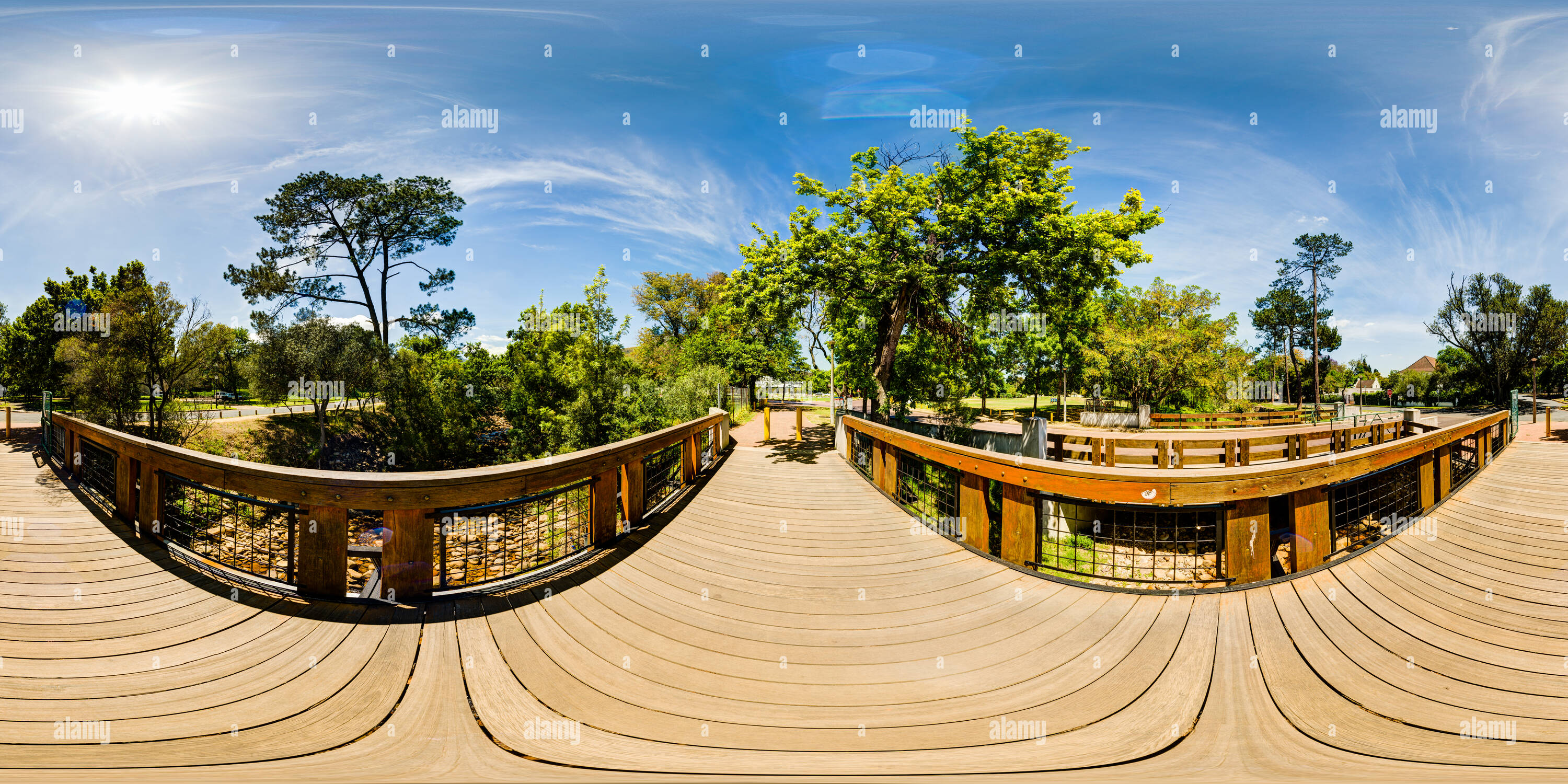 360 Grad Panorama Ansicht von Fußgängerbrücke über Eerste River in Stellenbosch