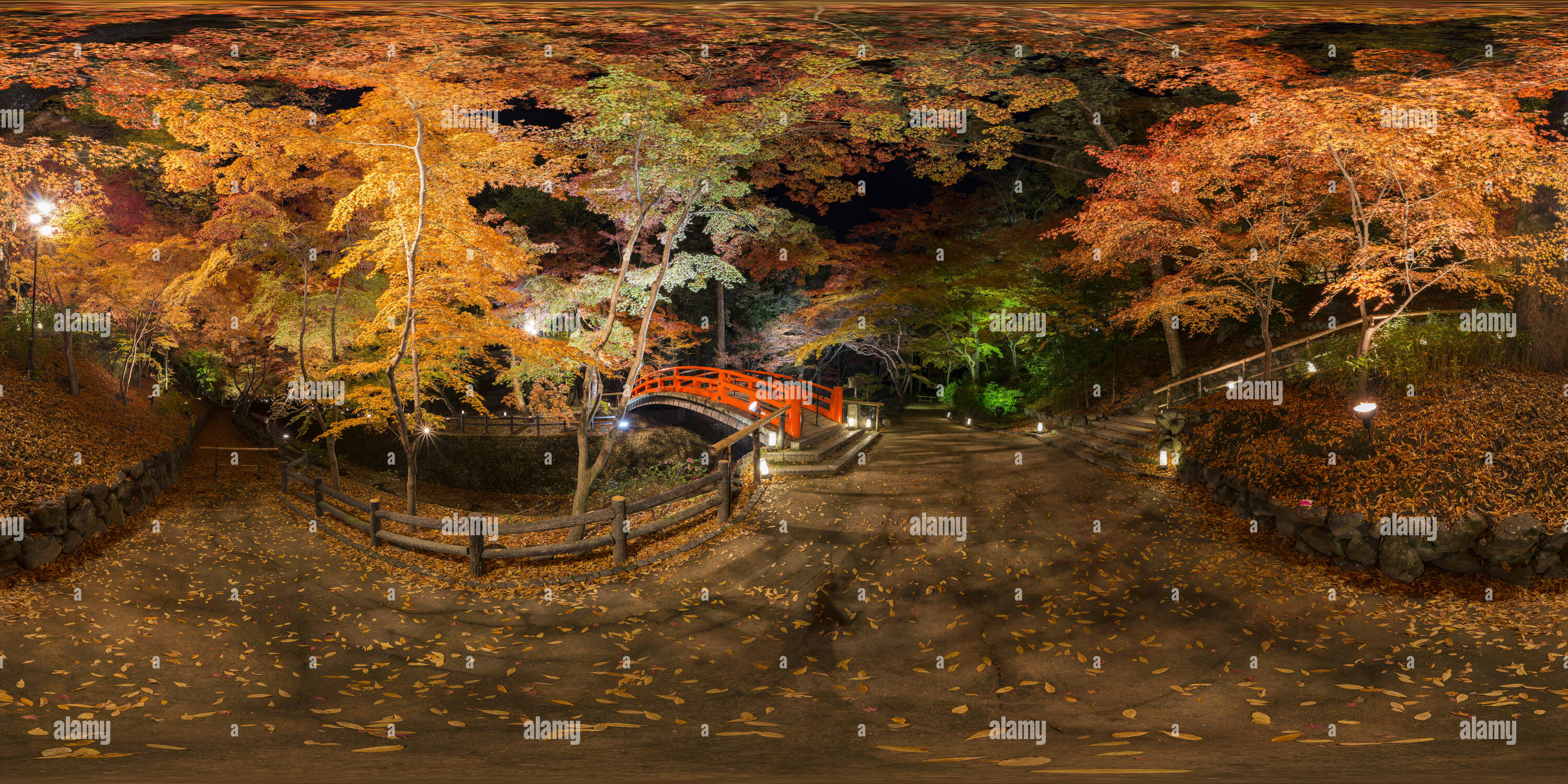 360 Grad Panorama Ansicht von Herbst Blätter sind beleuchtet in Kitano Tenman-gu Schrein Kyoto, Japan 02.