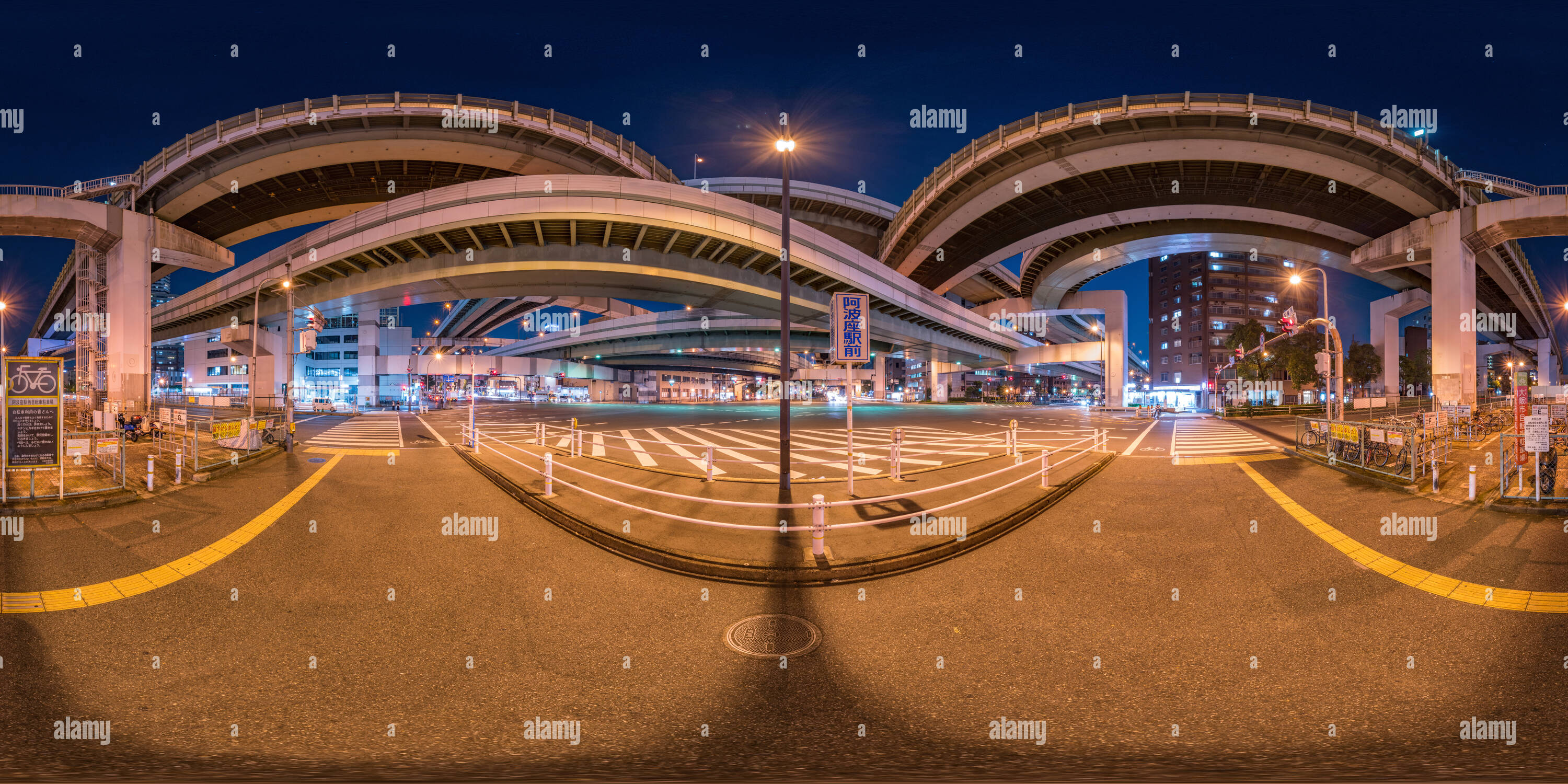 360 Grad Panorama Ansicht von Awaza Kreuzung der Hanshin Expressway in der Nacht Osaka, Japan 04.