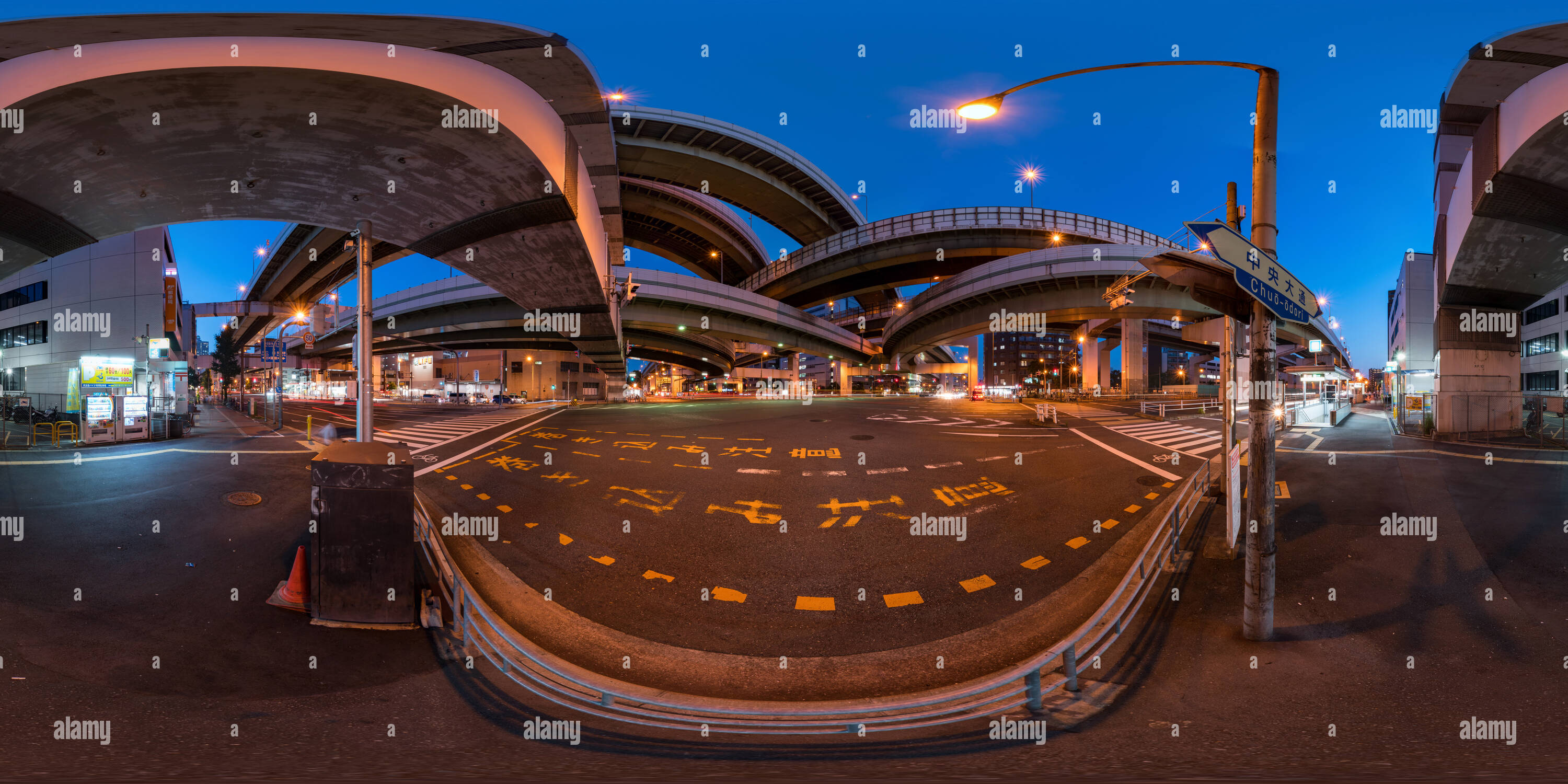 360 Grad Panorama Ansicht von Awaza Kreuzung der Hanshin Expressway in der Nacht Osaka, Japan 01.