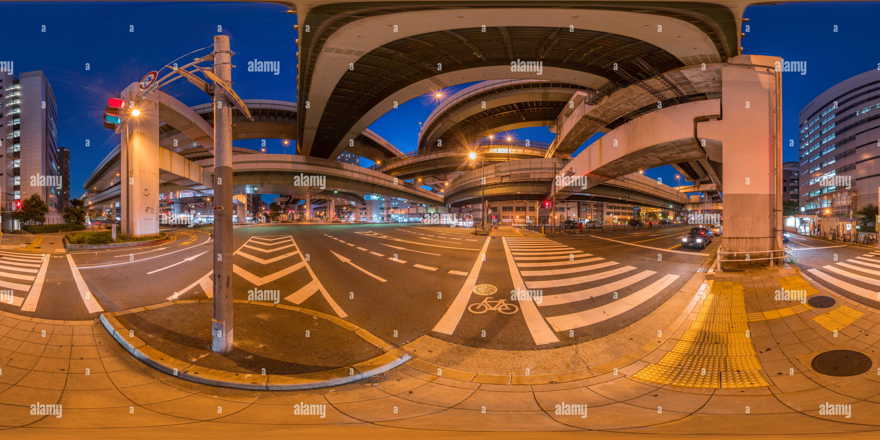 360 Grad Panorama Ansicht von Awaza Kreuzung der Hanshin Expressway in der Nacht Osaka, Japan 02.