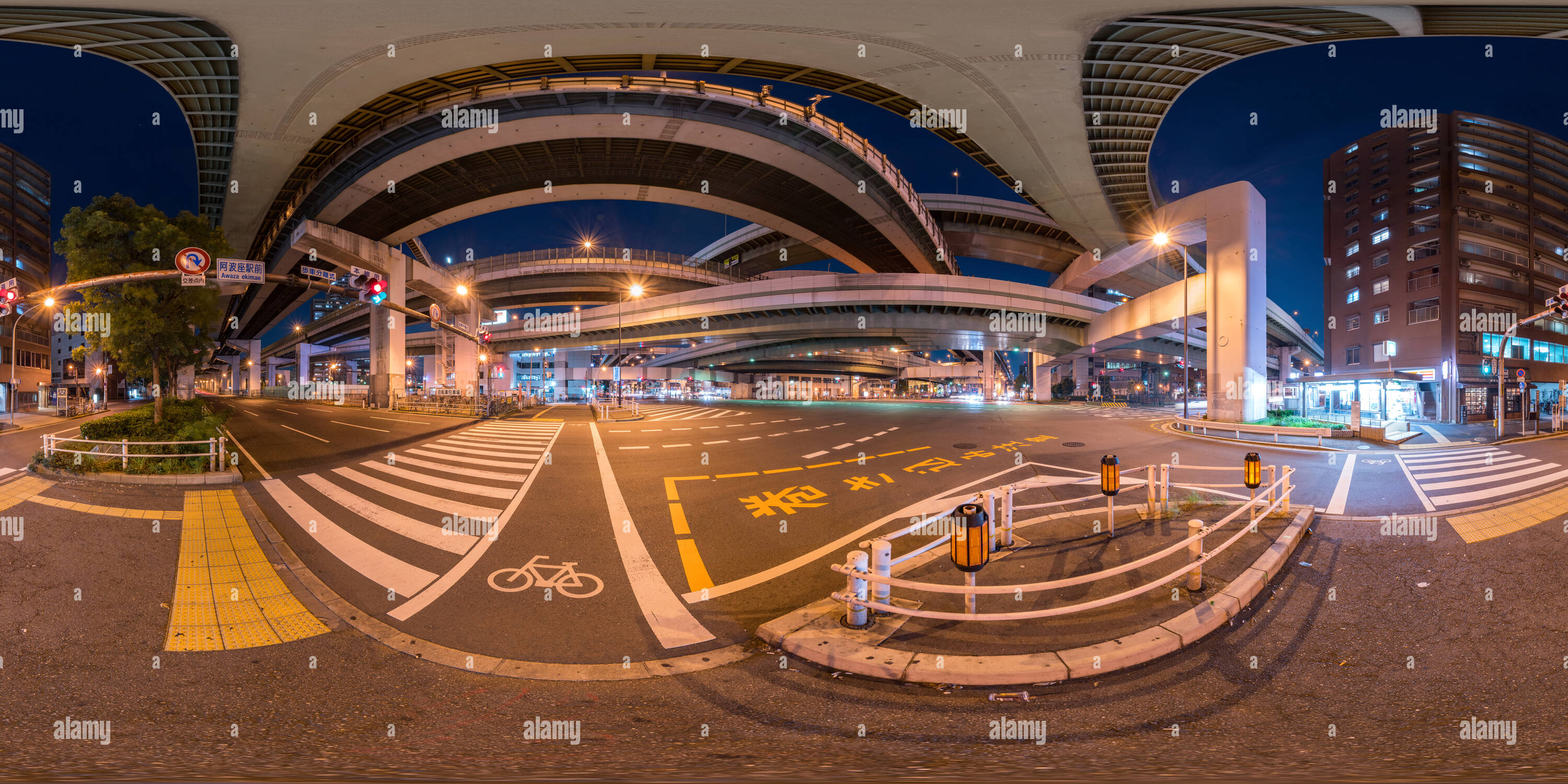 360 Grad Panorama Ansicht von Awaza Kreuzung der Hanshin Expressway in der Nacht Osaka, Japan 03.