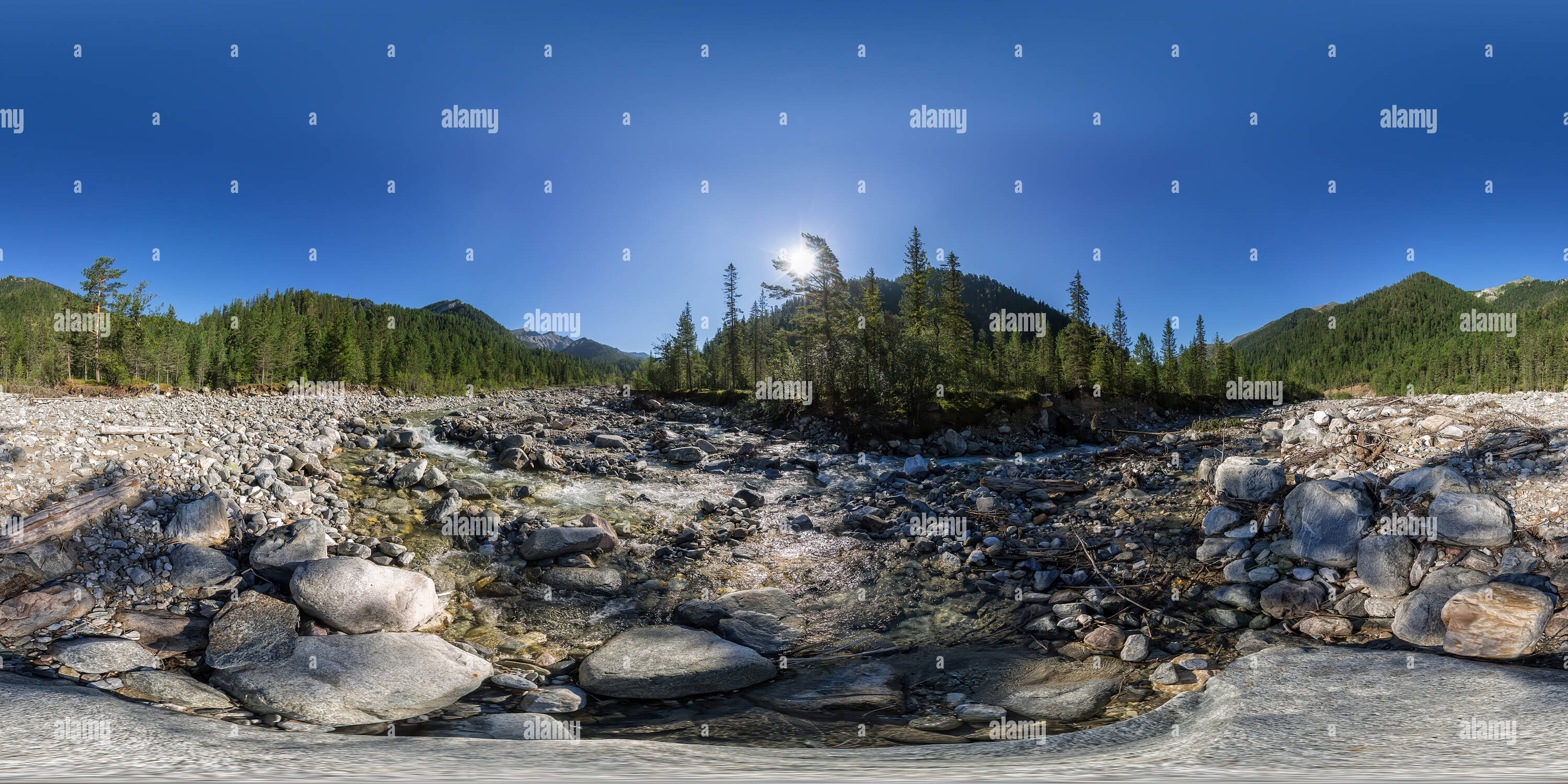 360 Grad Panorama Ansicht von Sphärische vr Panorama 360 180 mountain river in den Wald fließt unter den Steinen