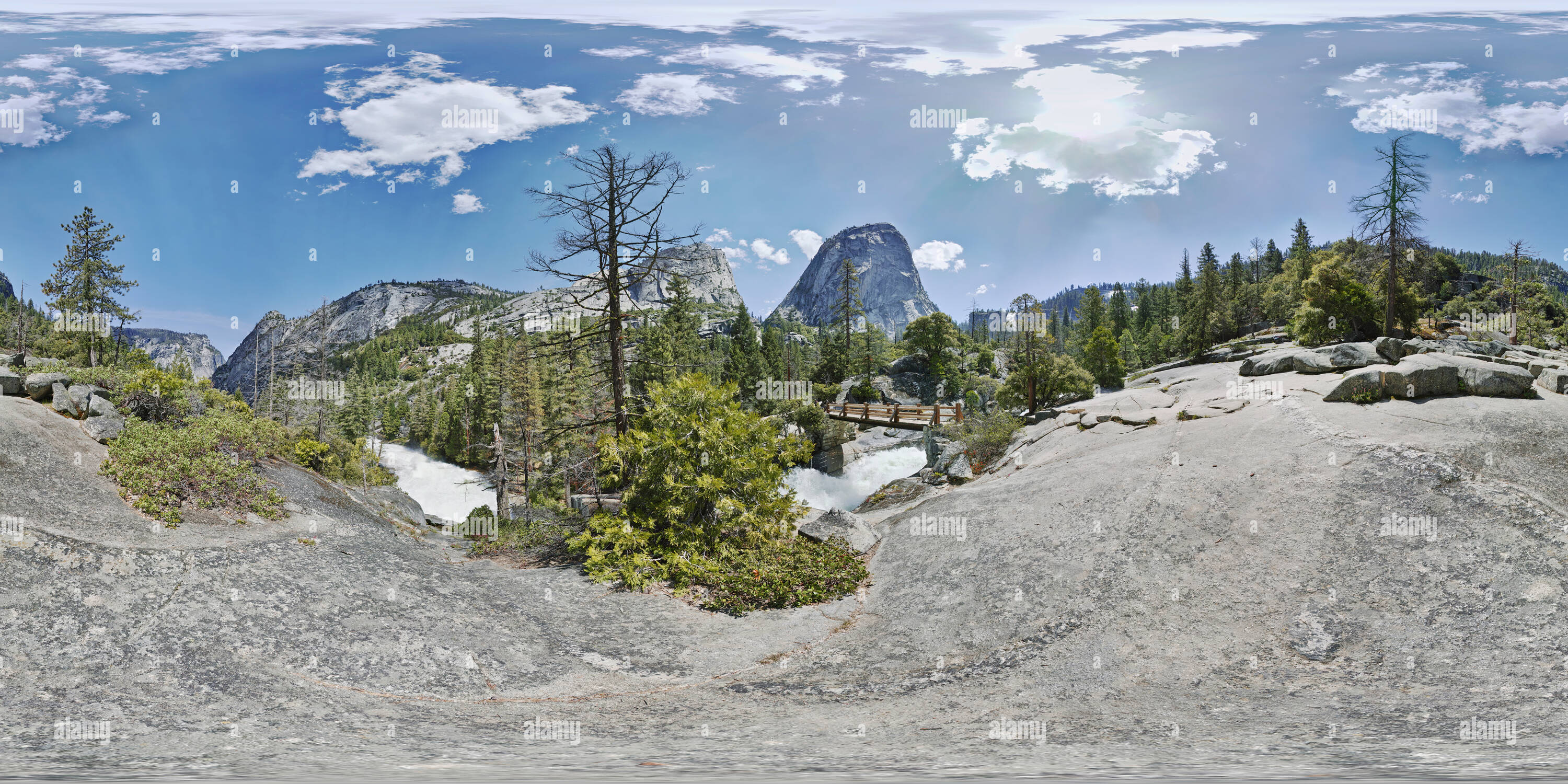 360 Grad Panorama Ansicht von Brücke über Merced River im Nebel Trail