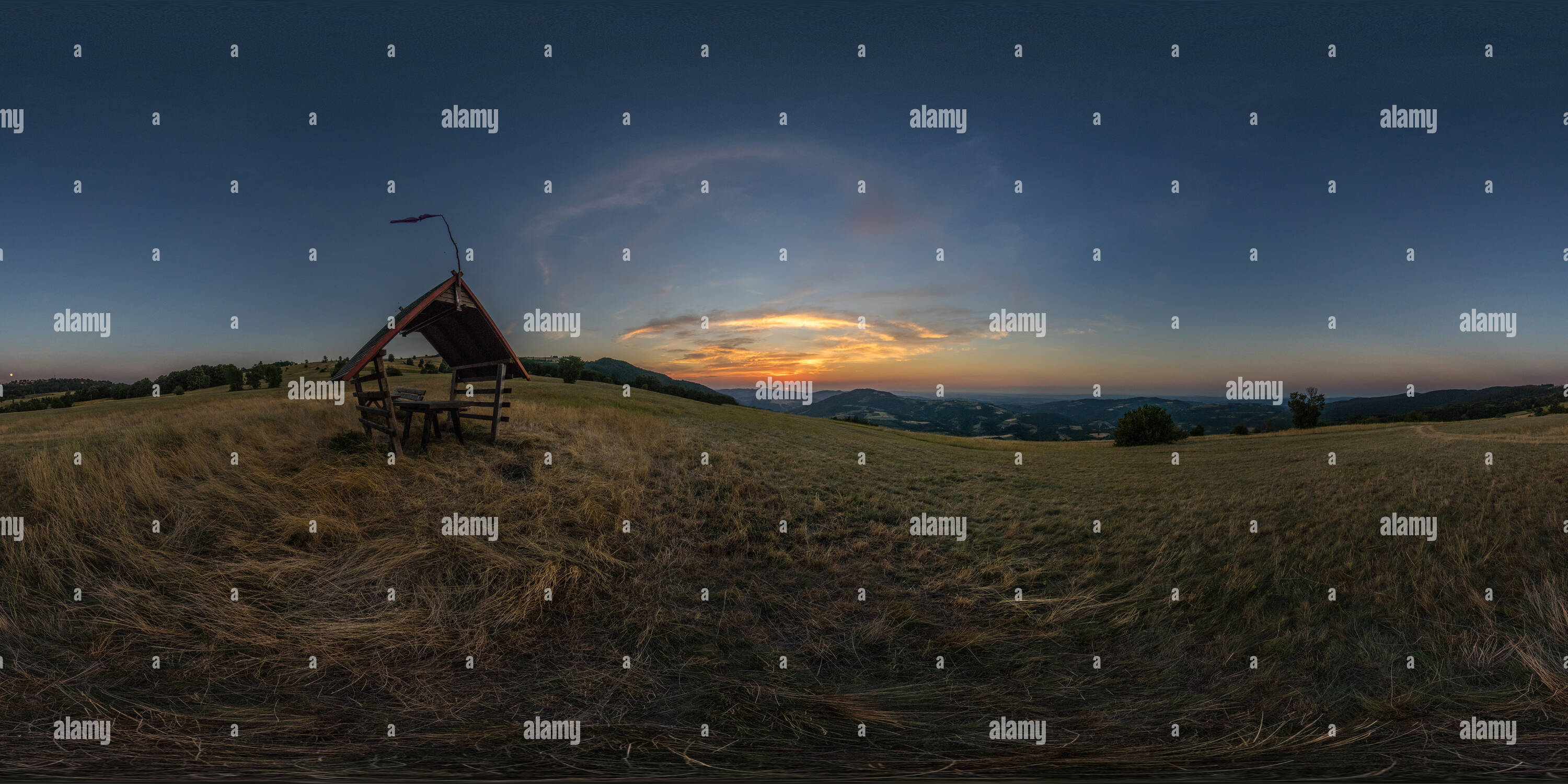 360 Grad Panorama Ansicht von Aus den Sonnenuntergang zu den Mondaufgang, rajac Berg