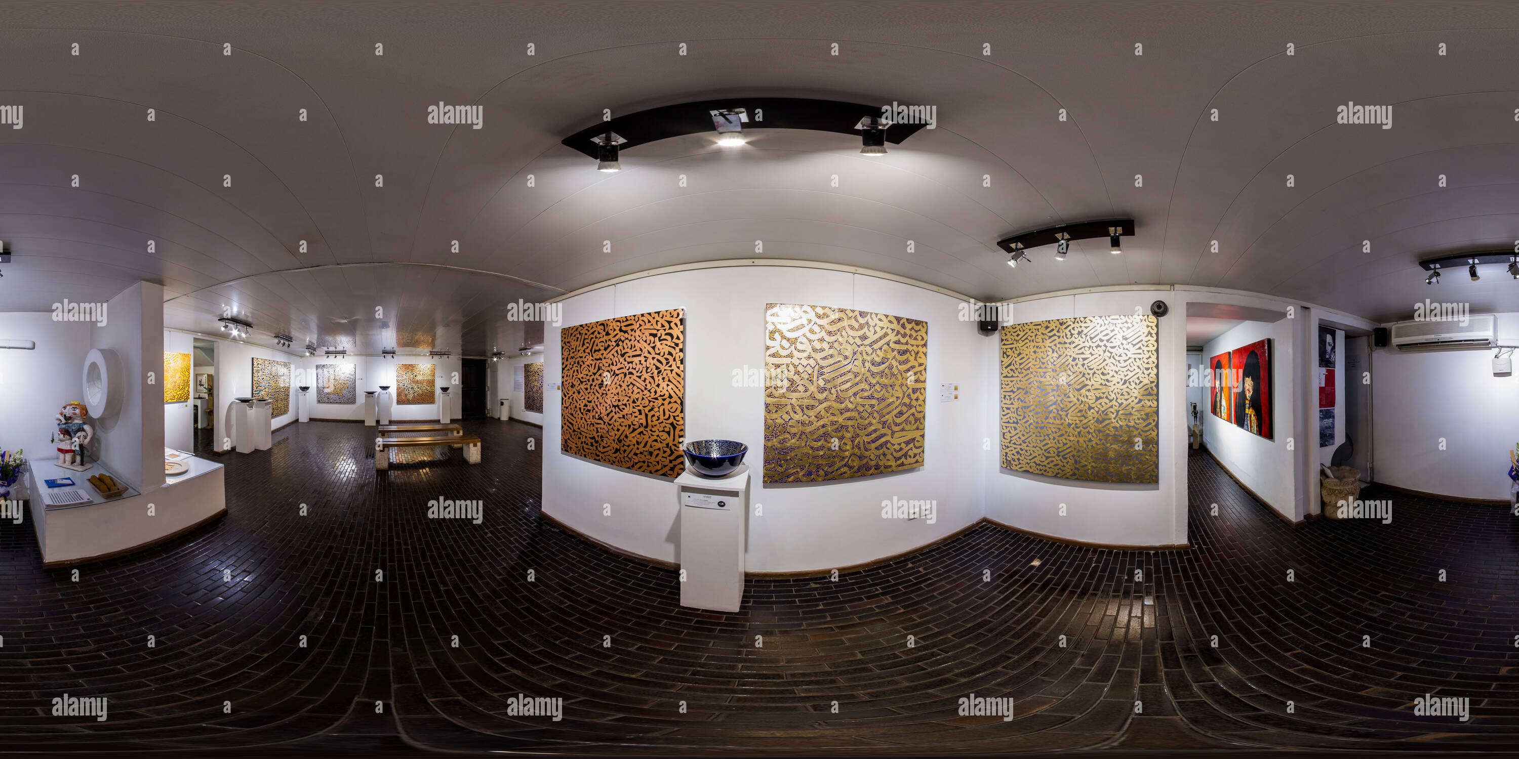 360 Grad Panorama Ansicht von Seyhoun Art Gallery Feb 2018 Behrouz Zindashti Gold Kalligraphie 01.