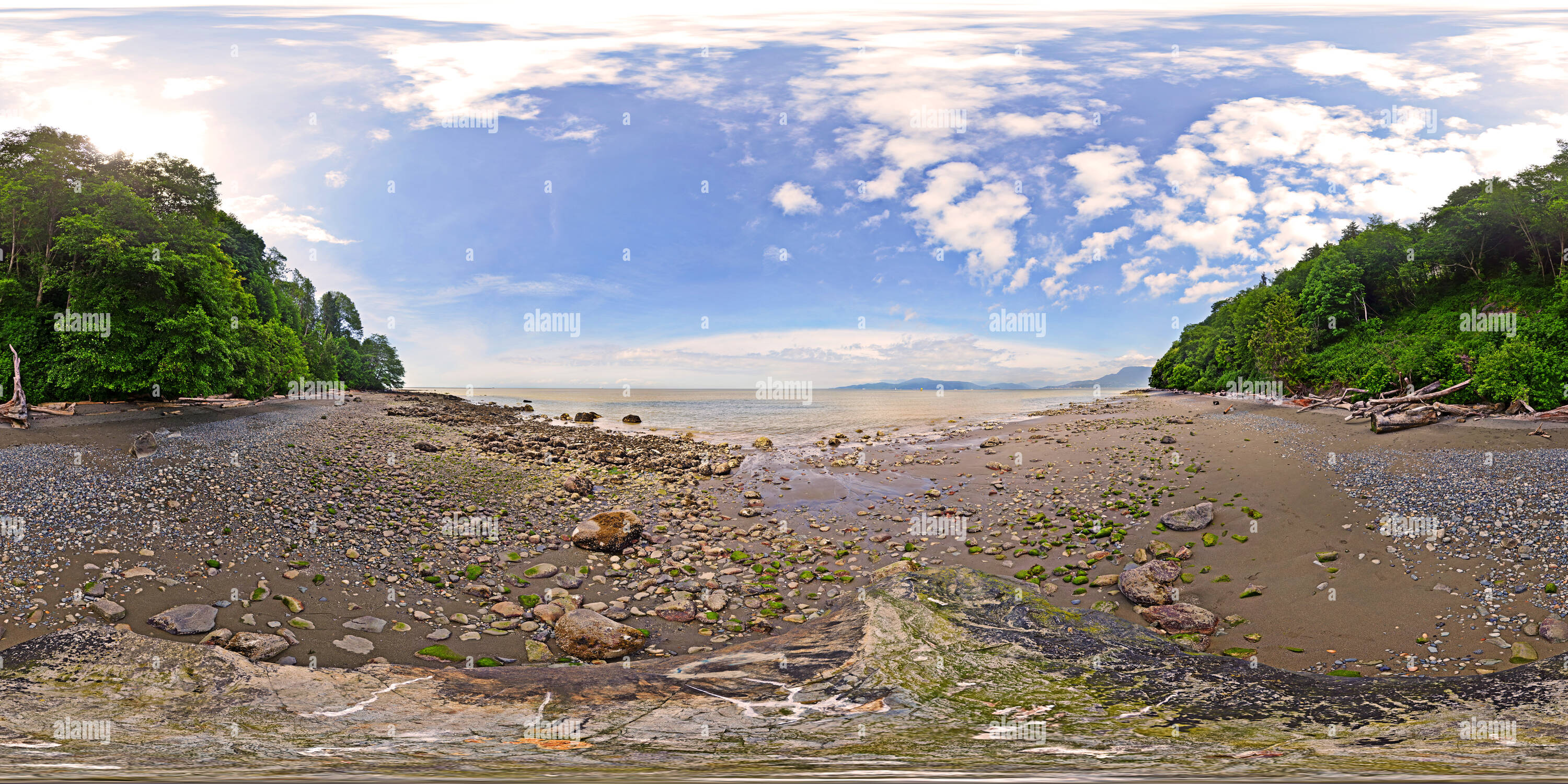 360 Grad Panorama Ansicht von Malerische Strand an der Küste von UBC in Vancouver