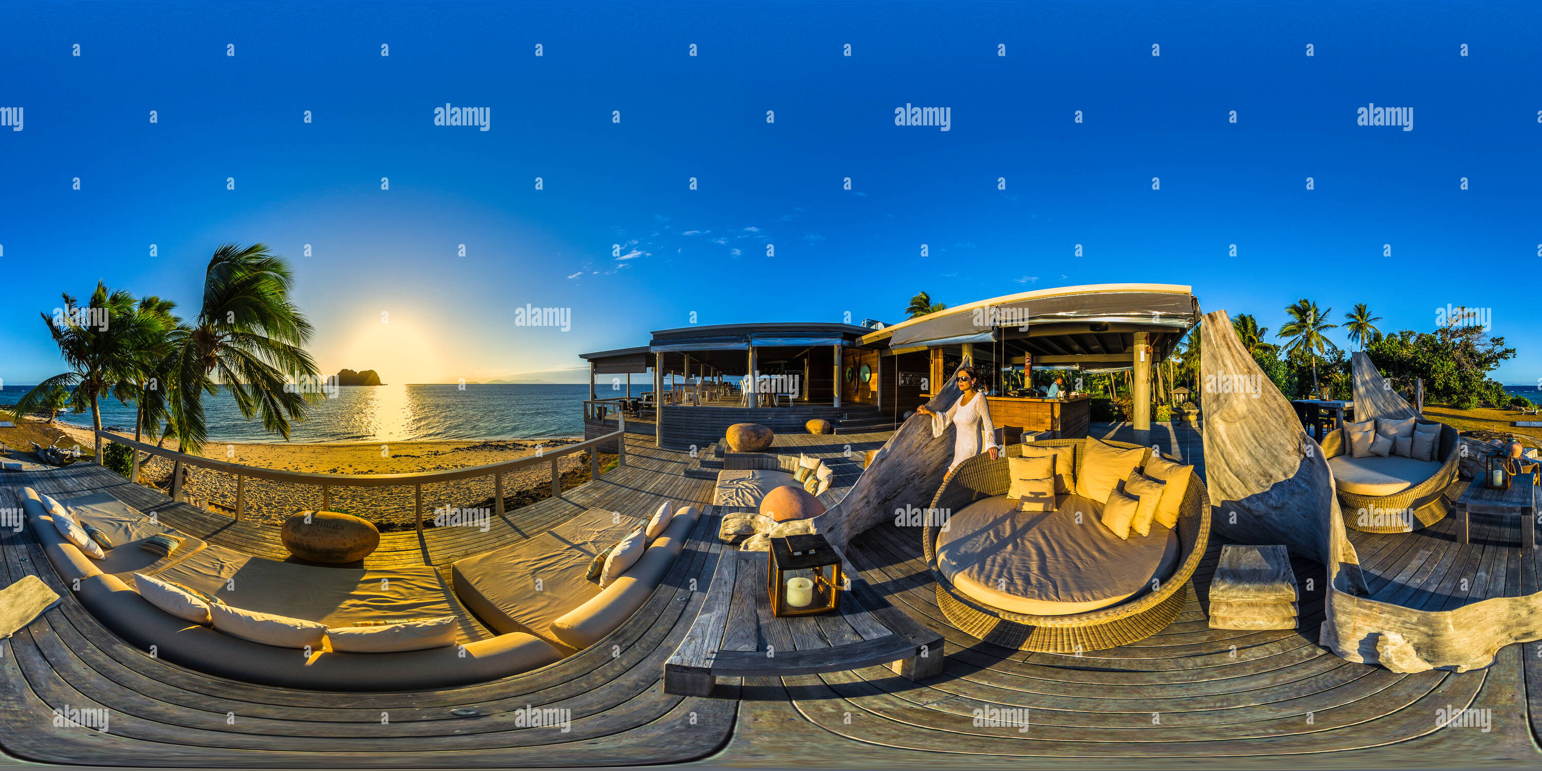 360 Grad Panorama Ansicht von Genießen Sie einen spektakulären Sonnenuntergang an den Felsen Chill Out Cocktail Bar von Beachcomber Island Resort, Mamanuca Inselgruppe - Fidschi Inseln - Ozeanien