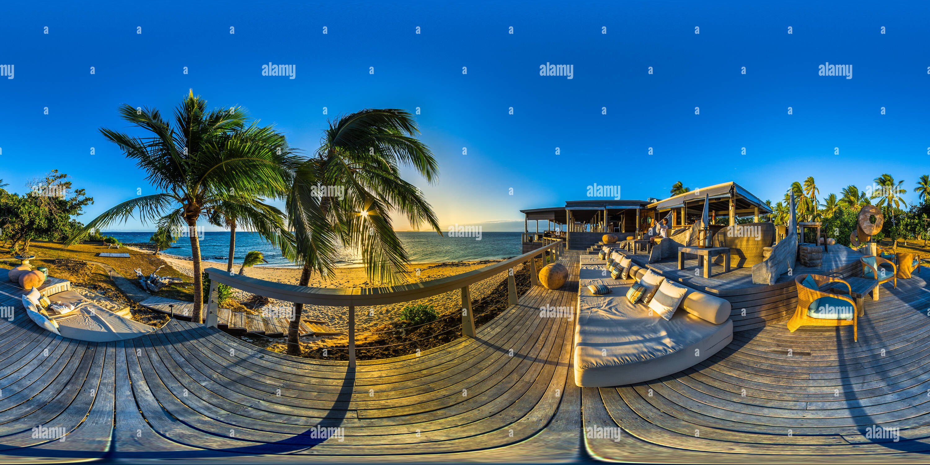 360 Grad Panorama Ansicht von Unglaubliche und beeindruckende Sonnenuntergang am Felsen Chill Out Cocktail Bar von Beachcomber Island Resort, Mamanuca Inselgruppe - Fidschi Inseln - Ozeanien