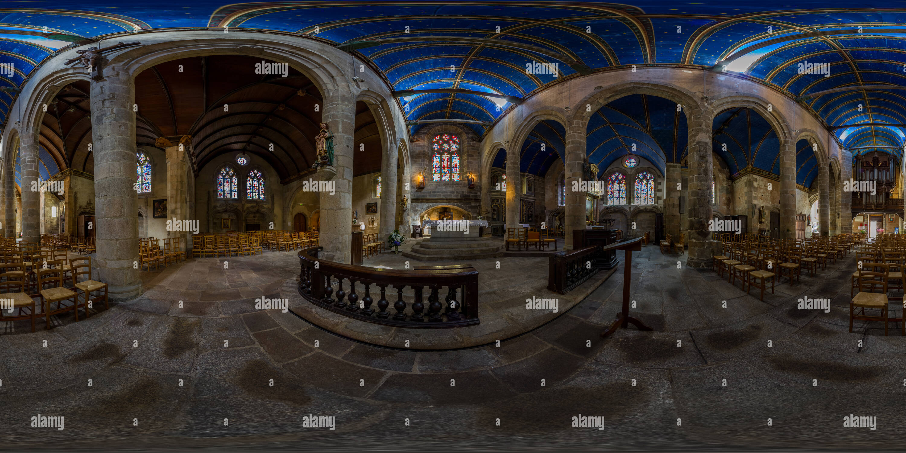 360 Grad Panorama Ansicht von Innenansicht der katholischen Kirche Saint-Melaine in Morlaix, Bretagne, Frankreich