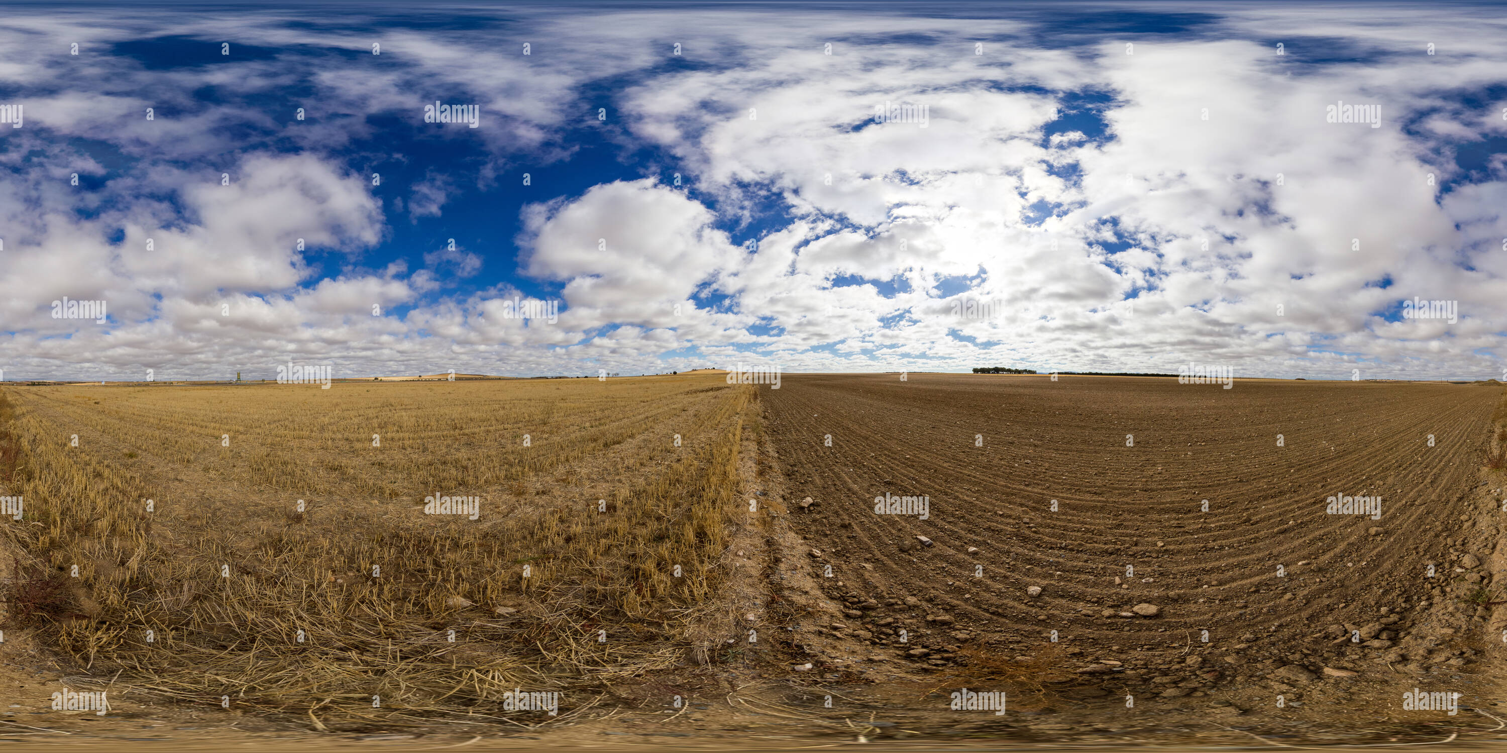 360 Grad Panorama Ansicht von Felder von Getreide in der Kastilischen Hochebene nach der Ernte