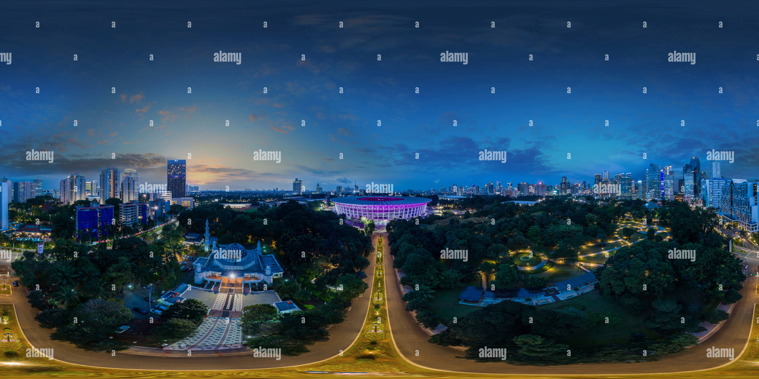 360 Grad Panorama Ansicht von Dämmerung Himmel über Stadion Gelora Bung Karno (GBK)