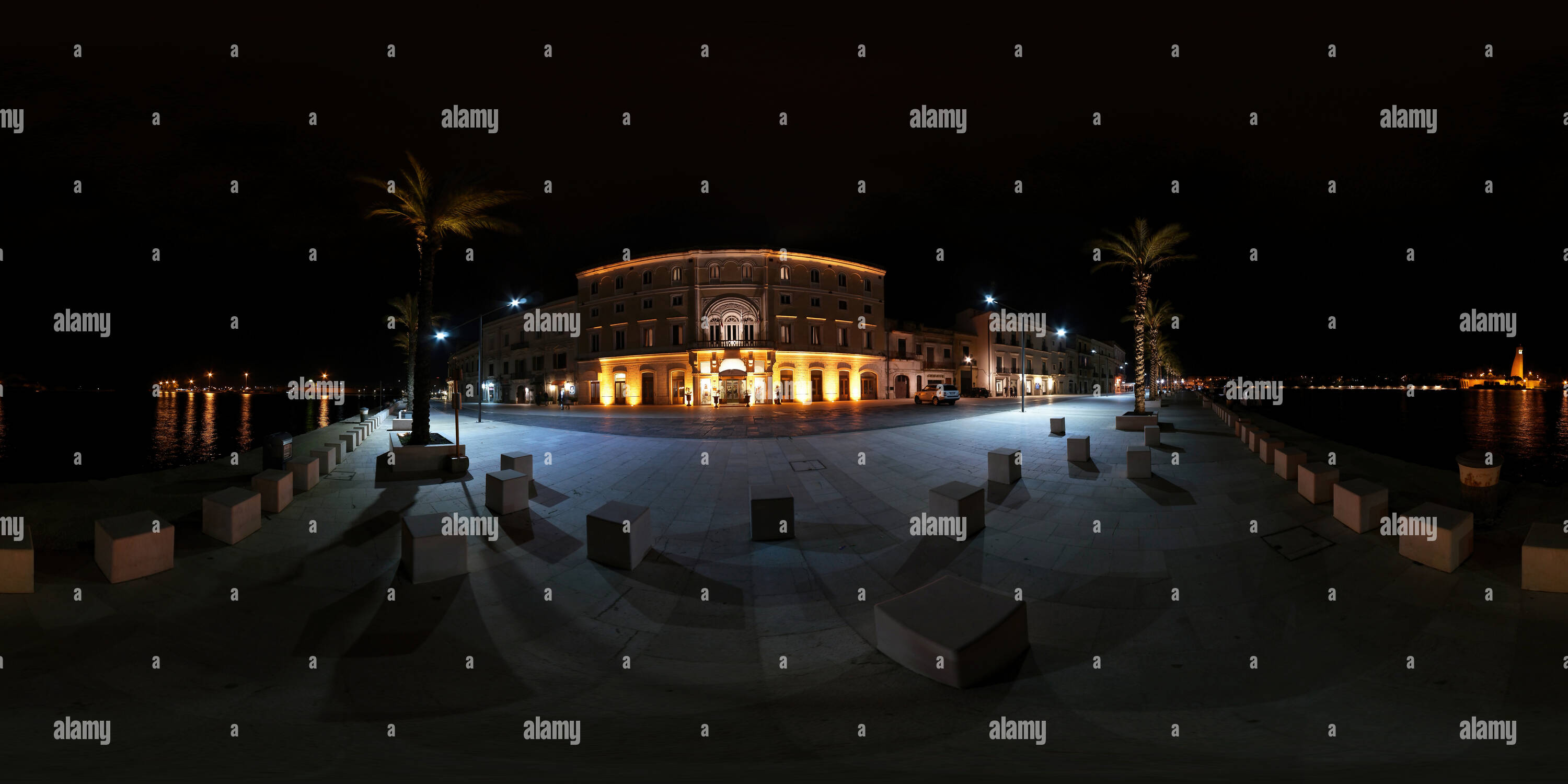 360 Grad Panorama Ansicht von Brindisi Waterfront in der Nacht