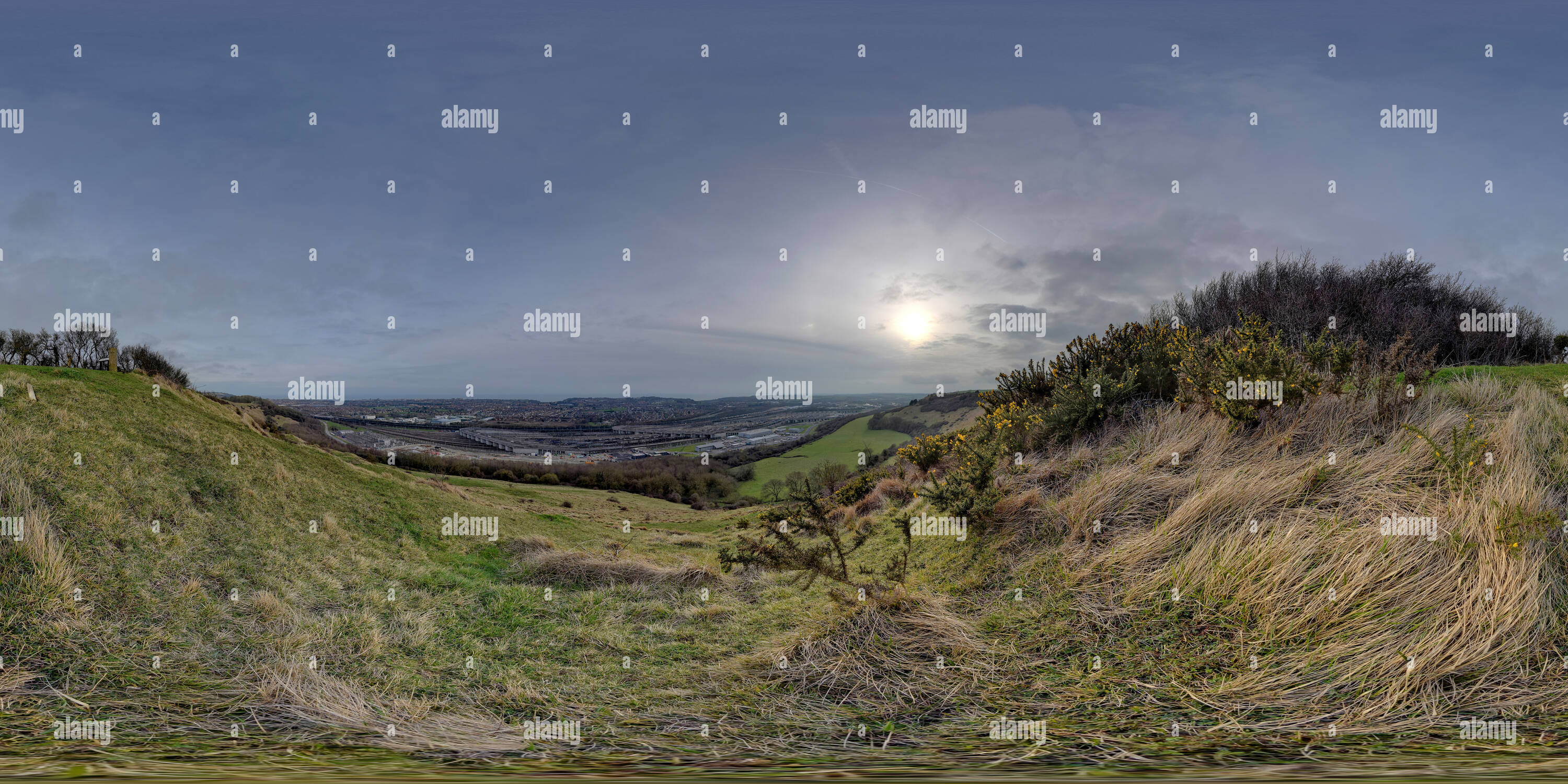 360 Grad Panorama Ansicht von Der Eurotunnel Terminal von Folkestone Downs