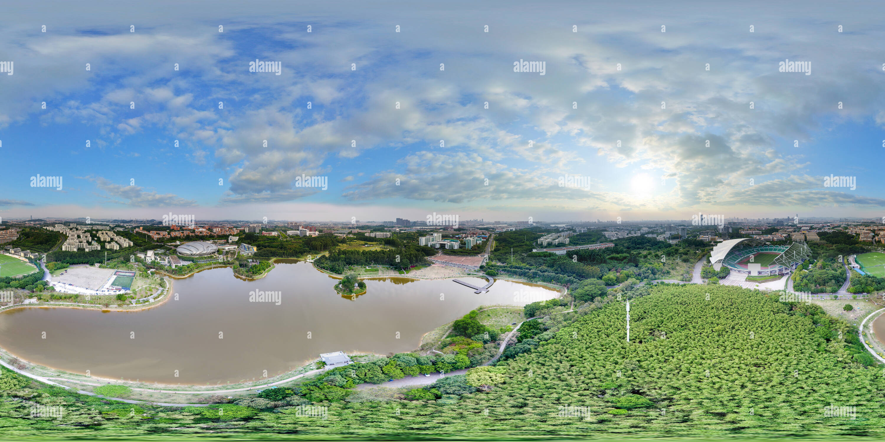 360 Grad Panorama Ansicht von Guangzhou University Town Center Park.