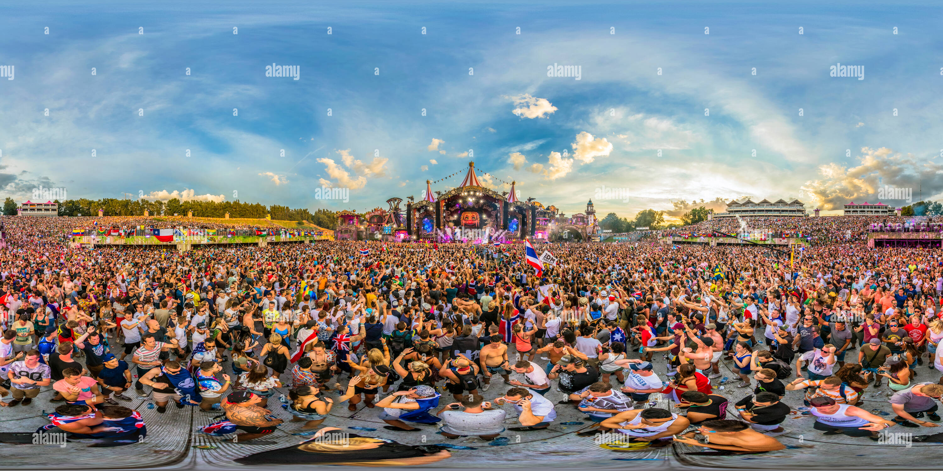 360 Grad Panorama Ansicht von Tomorrowland 2017 - Große Bühne