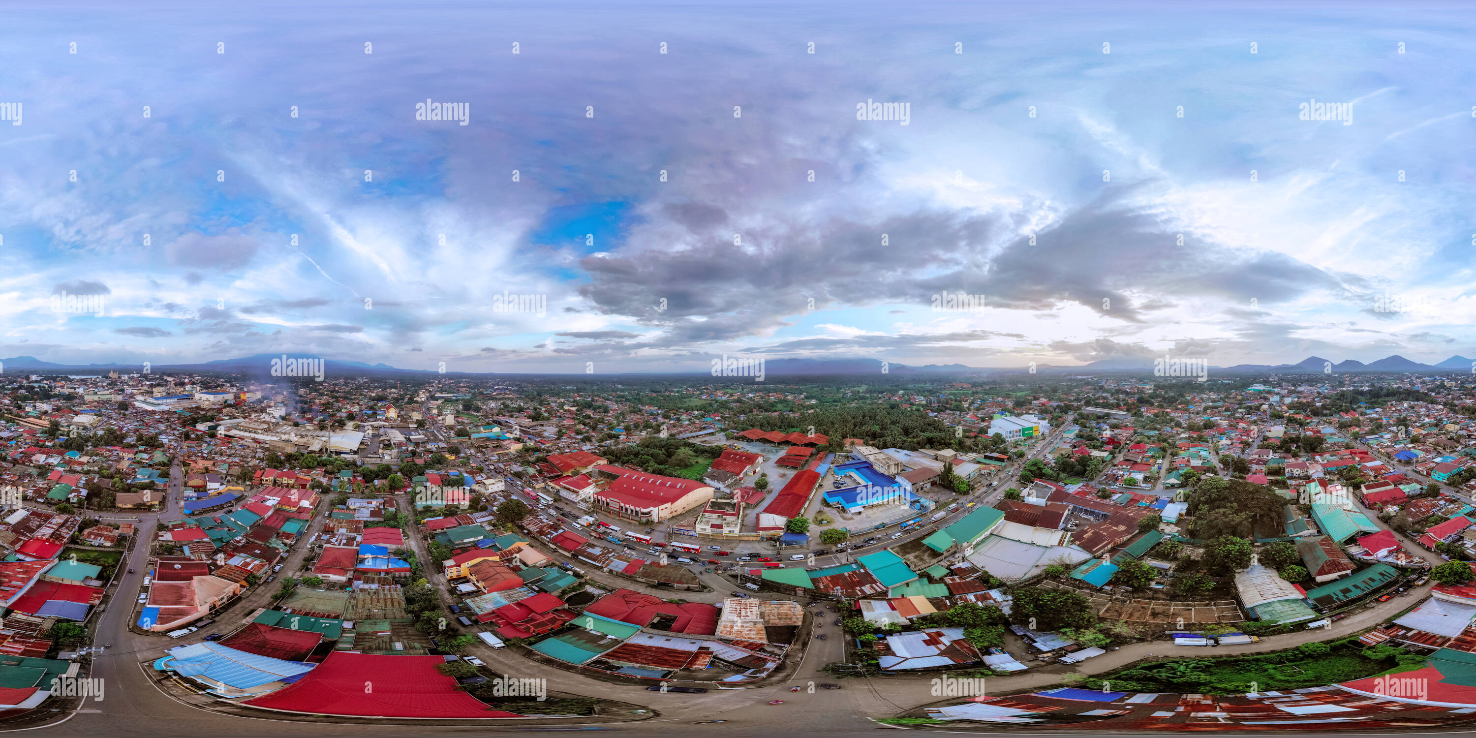 360 Grad Panorama Ansicht von Luftaufnahme von maharlika Autobahn und San Pablo Stadtbild vor Sonnenuntergang