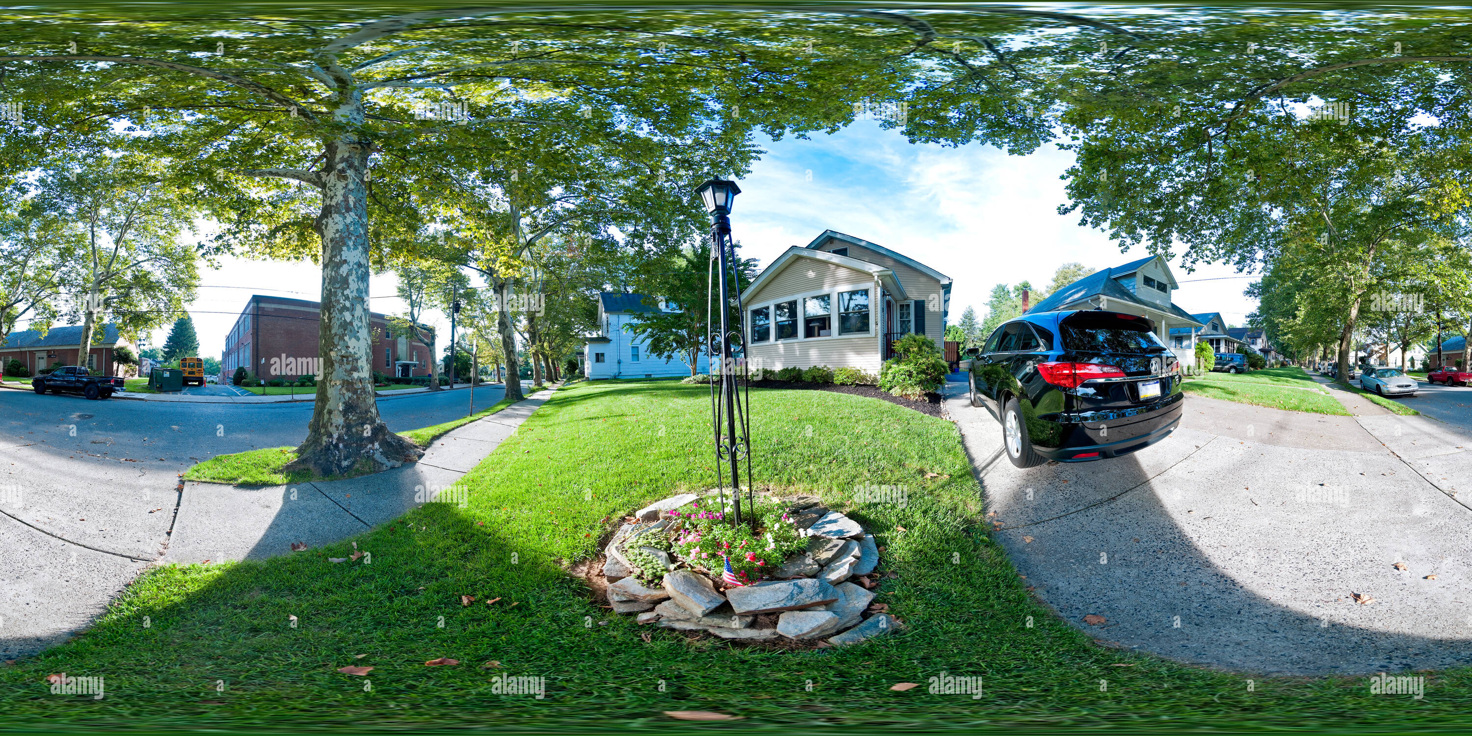 360 Grad Panorama Ansicht von Von Bäumen gesäumten Straße in Morrisville