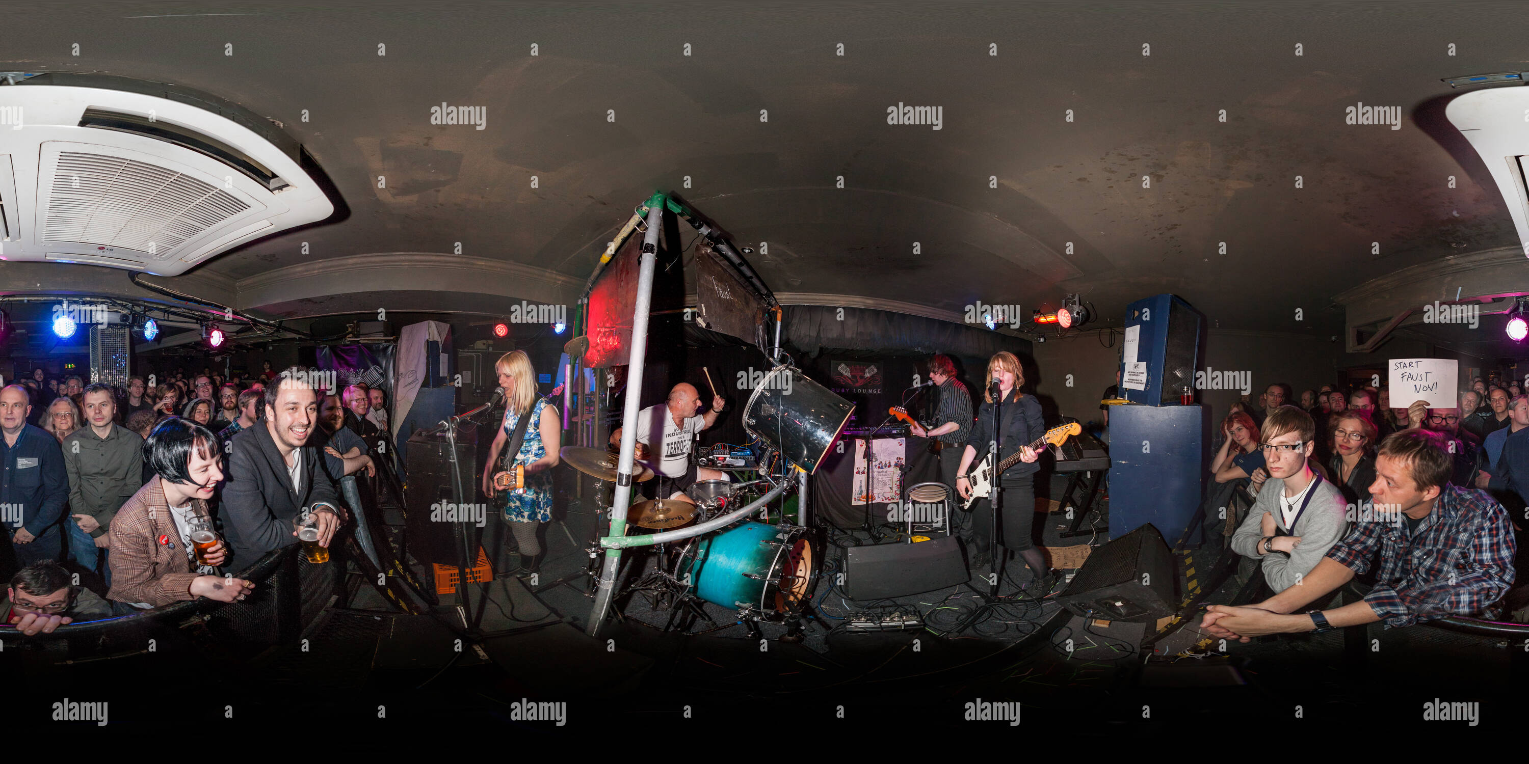 360 Grad Panorama Ansicht von Ein Blick auf die Faust an der Rubin Lounge, Manchester, Mai 2010 live spielen