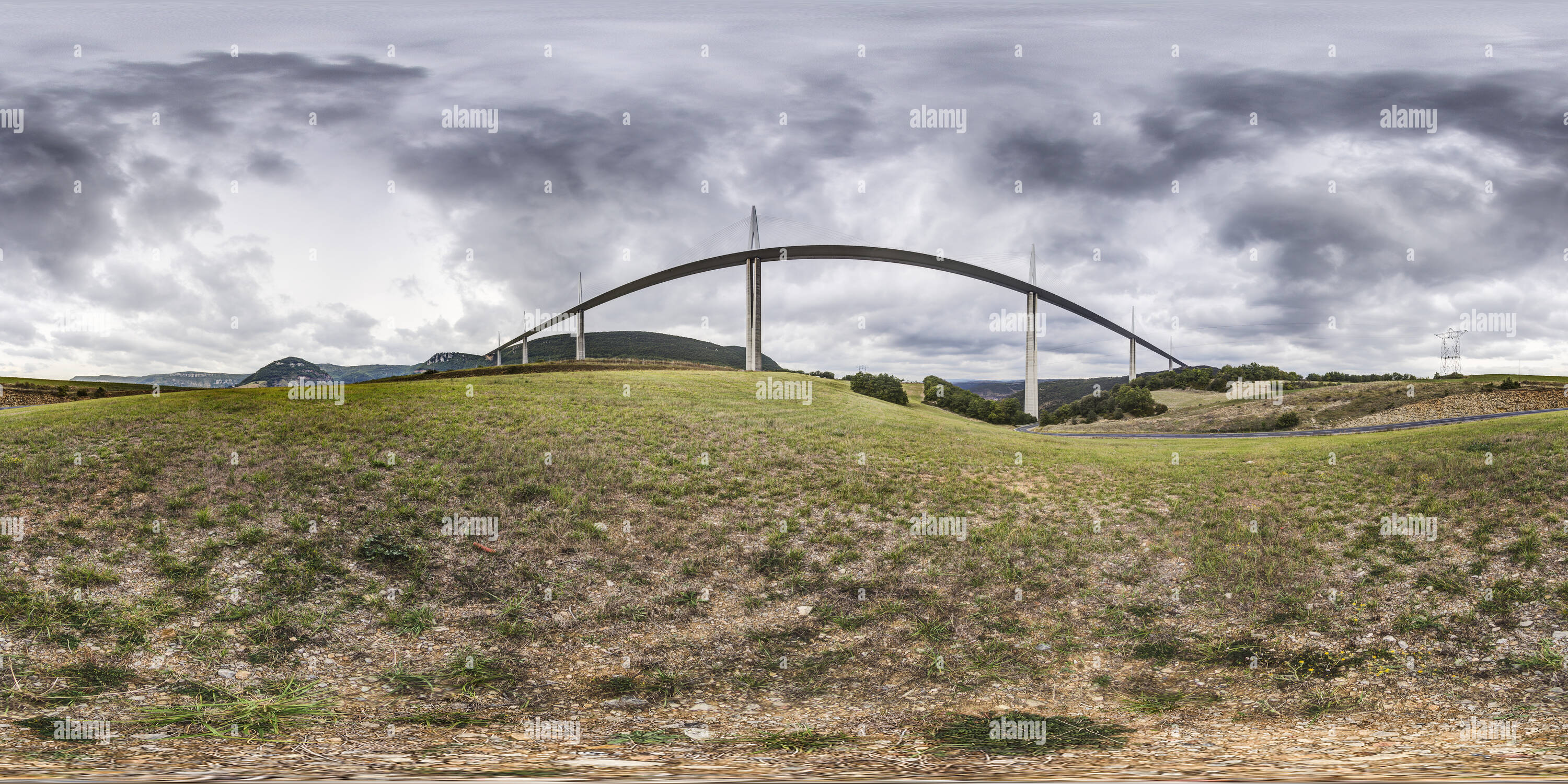 360 Grad Panorama Ansicht von Unter dem Viadukt von Millau (Sous Le Viaduc de Millau)