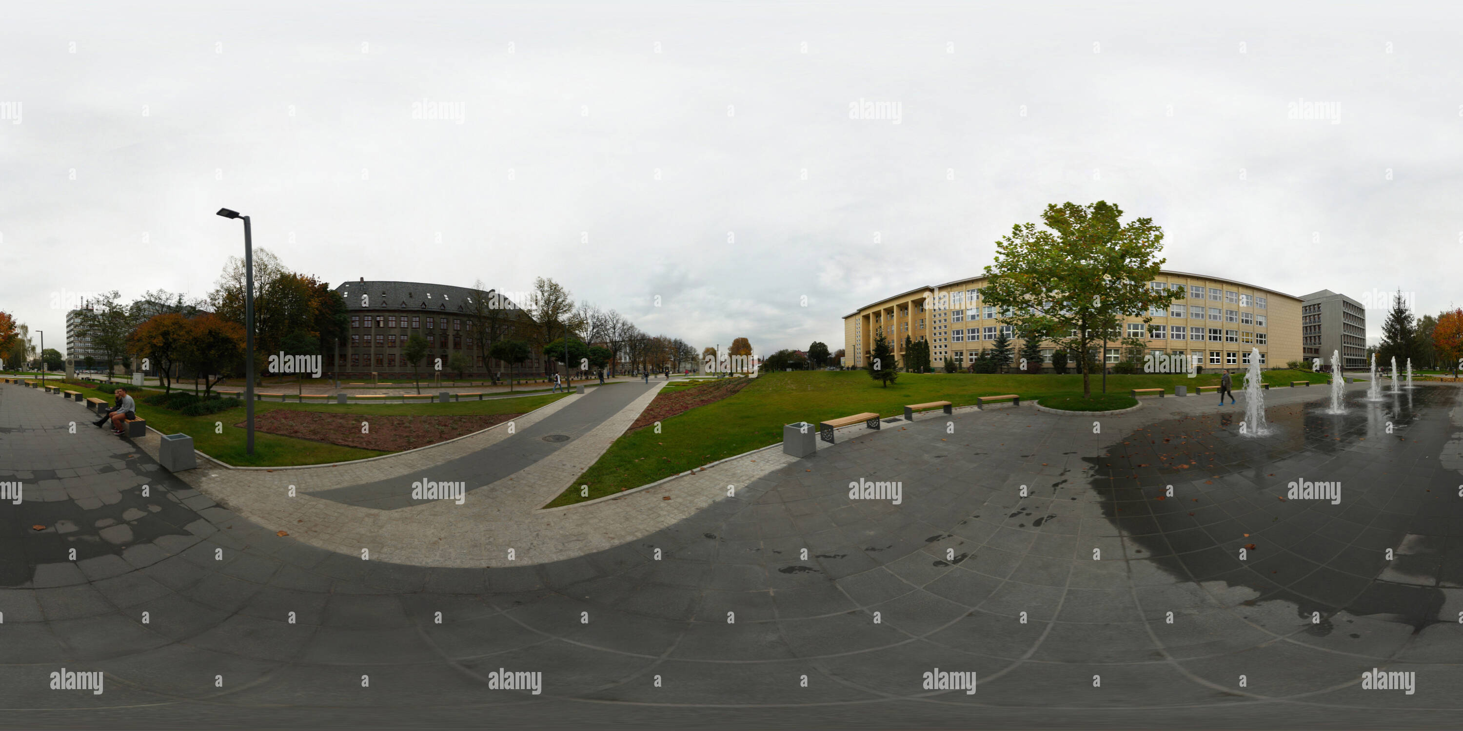 360 Grad Panorama Ansicht von Gliwice, Akademicka St-Campus der Schlesische Technische Universität - Platz mit Brunnen