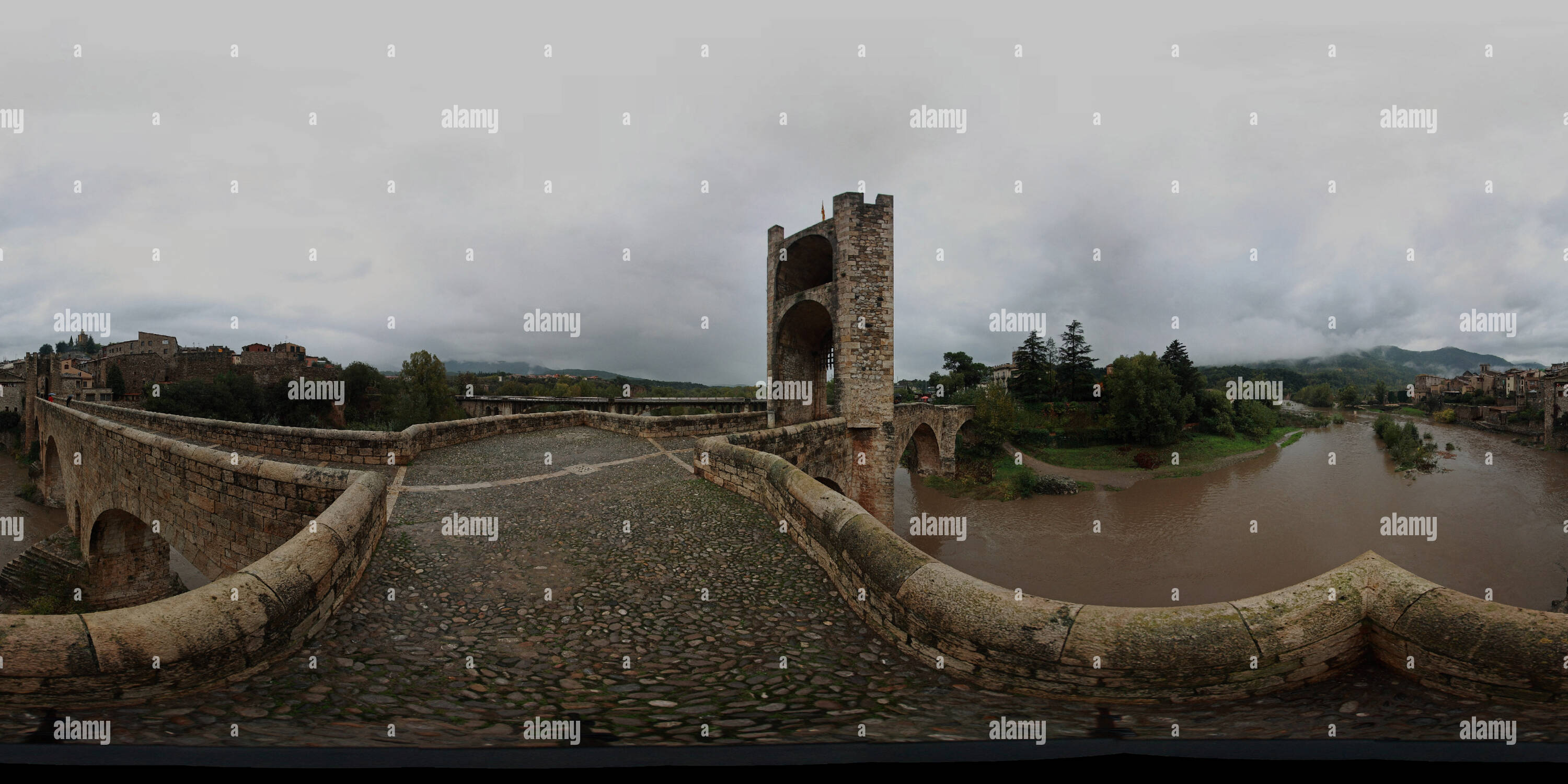 360 Grad Panorama Ansicht von Besal mittelalterliche Brücke G