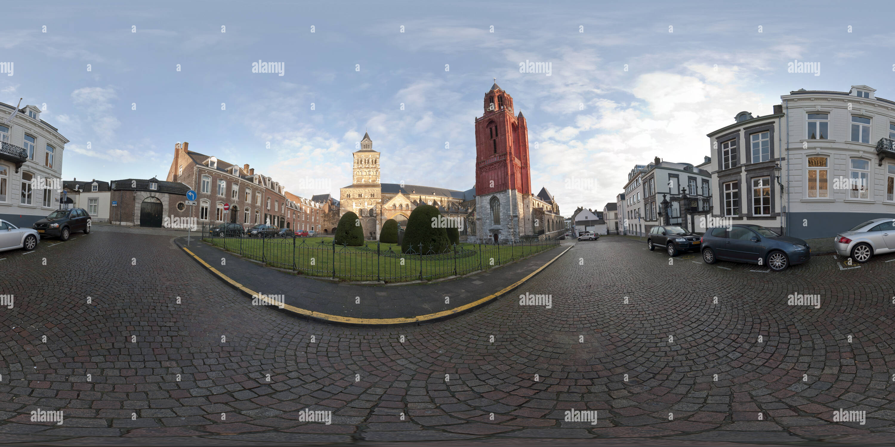 360 Grad Panorama Ansicht von Niederlande: Basilika St. Servatius und St. Janskerk vom Hendrik van Veldeke Square, Maastricht