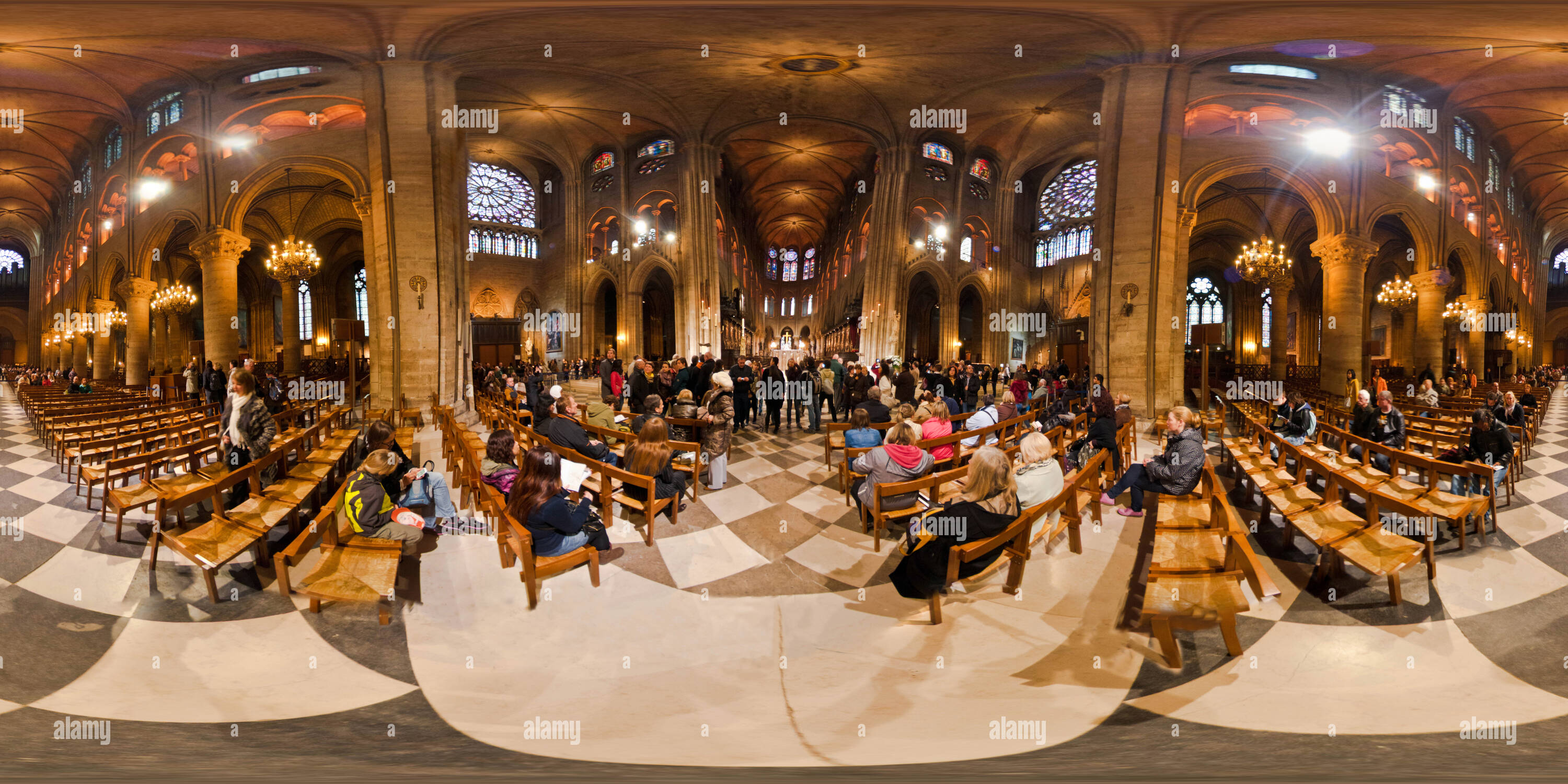 360 Grad Panorama Ansicht von Notre Dame Innenraum