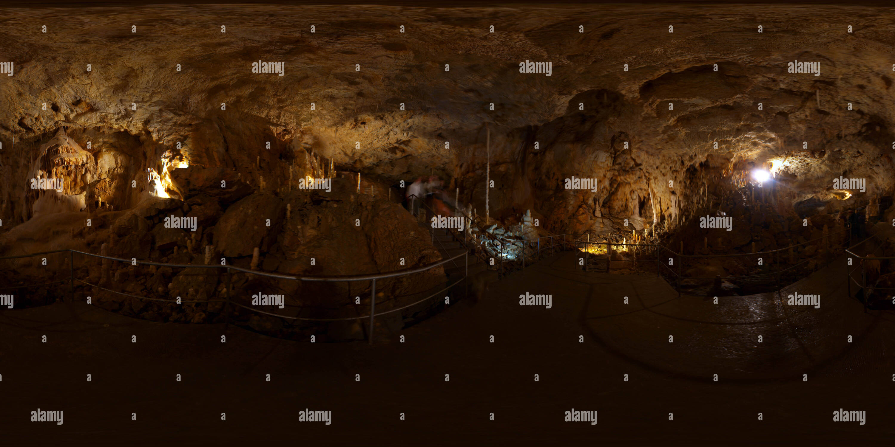 360 Grad Panorama Ansicht von Bärenhöhle in Rumänien. Die Emil Racovita Galerie