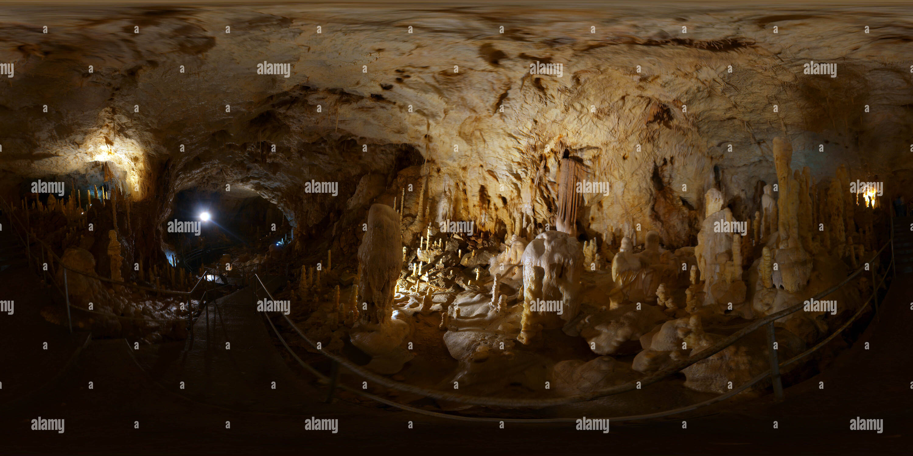 360 Grad Panorama Ansicht von Die Bärenhöhle in Rumänien - die Große Galerie