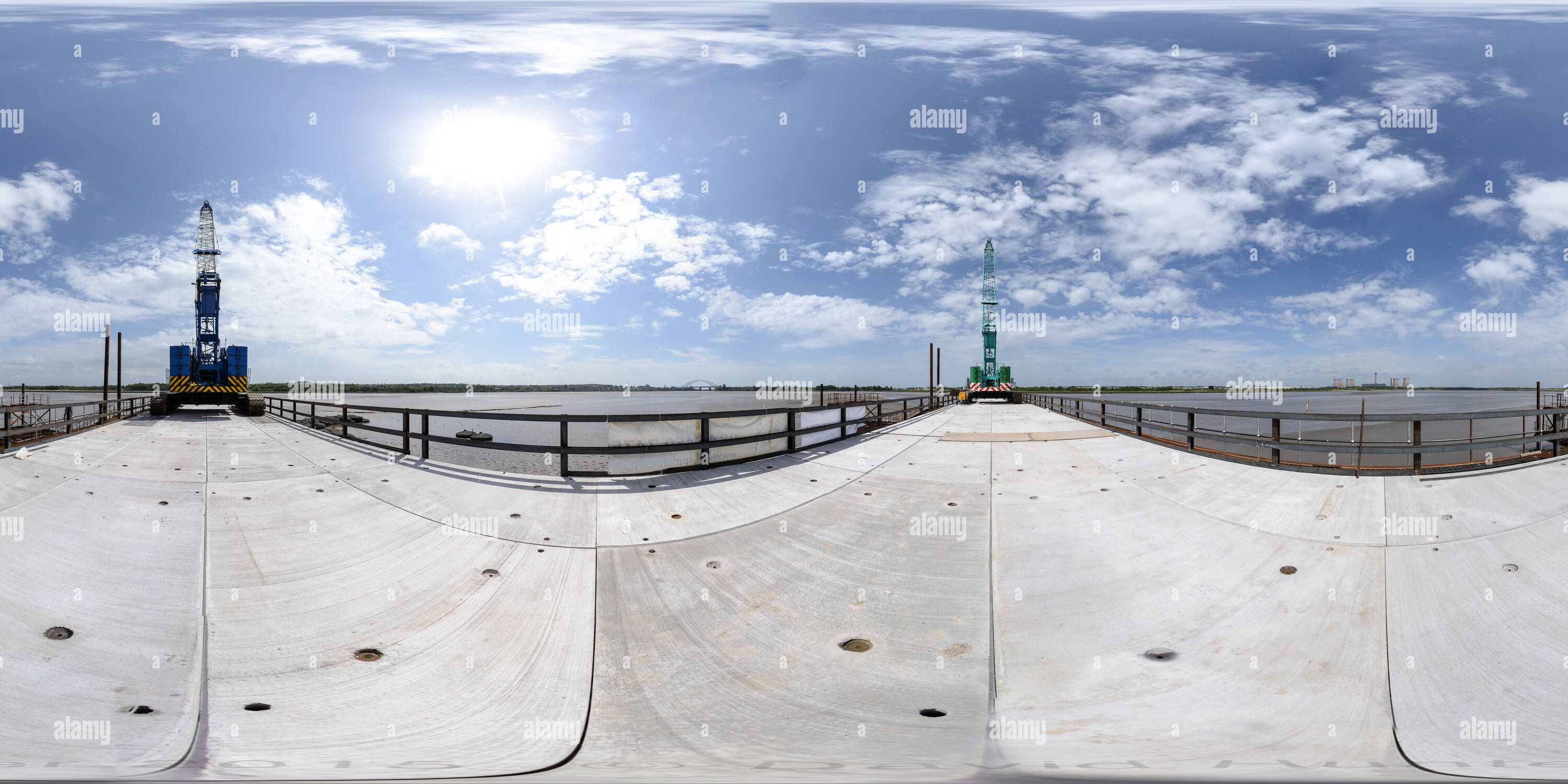 360 Grad Panorama Ansicht von Mersey Gateway Bridge - Abgeschlossene Trestle Access Bridge