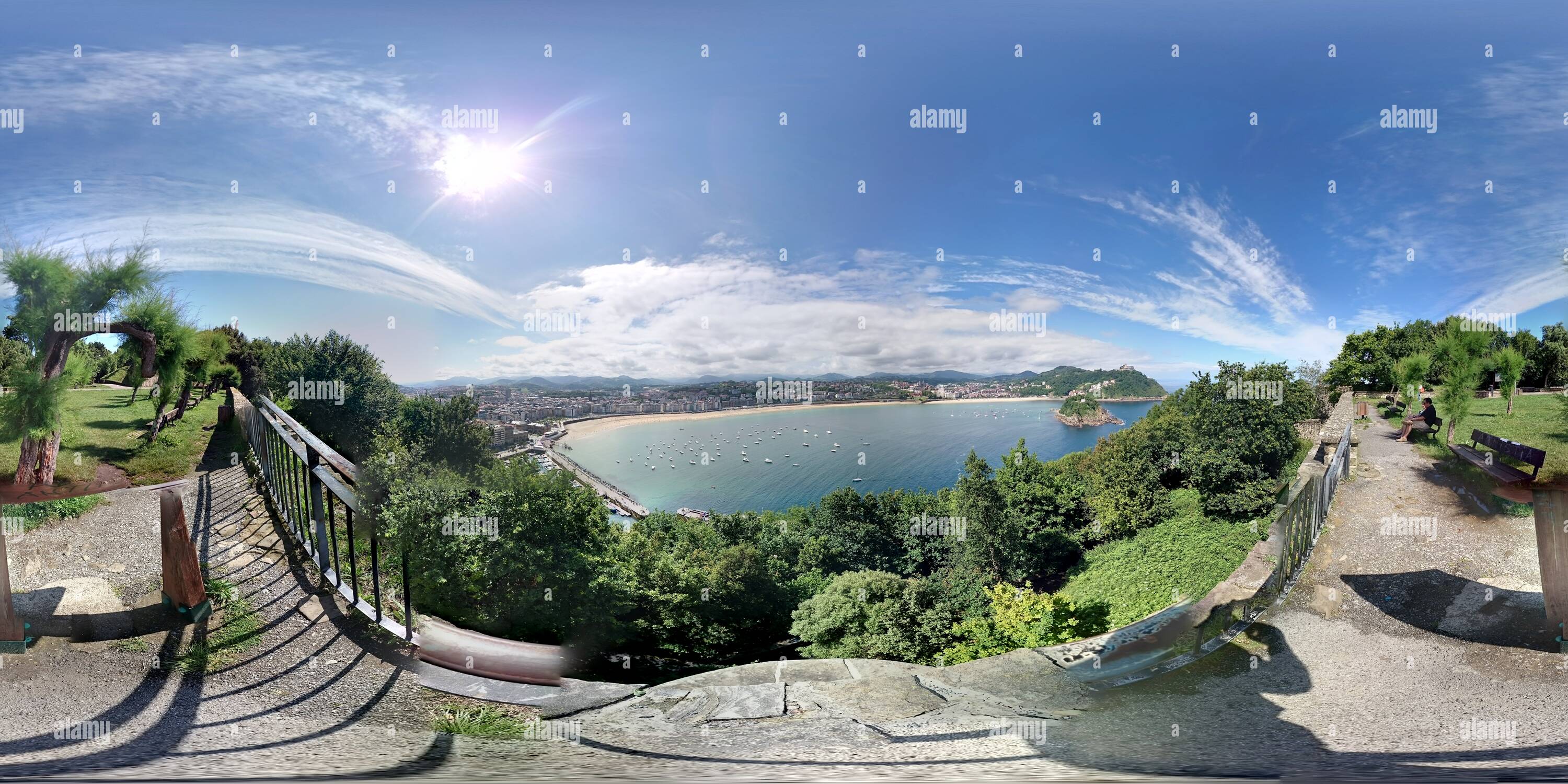 360 Grad Panorama Ansicht von Vistas de la Bahía de la Concha, desde La Bateria de Santiago, del Castillo de la Mota en el Monte Urgull.