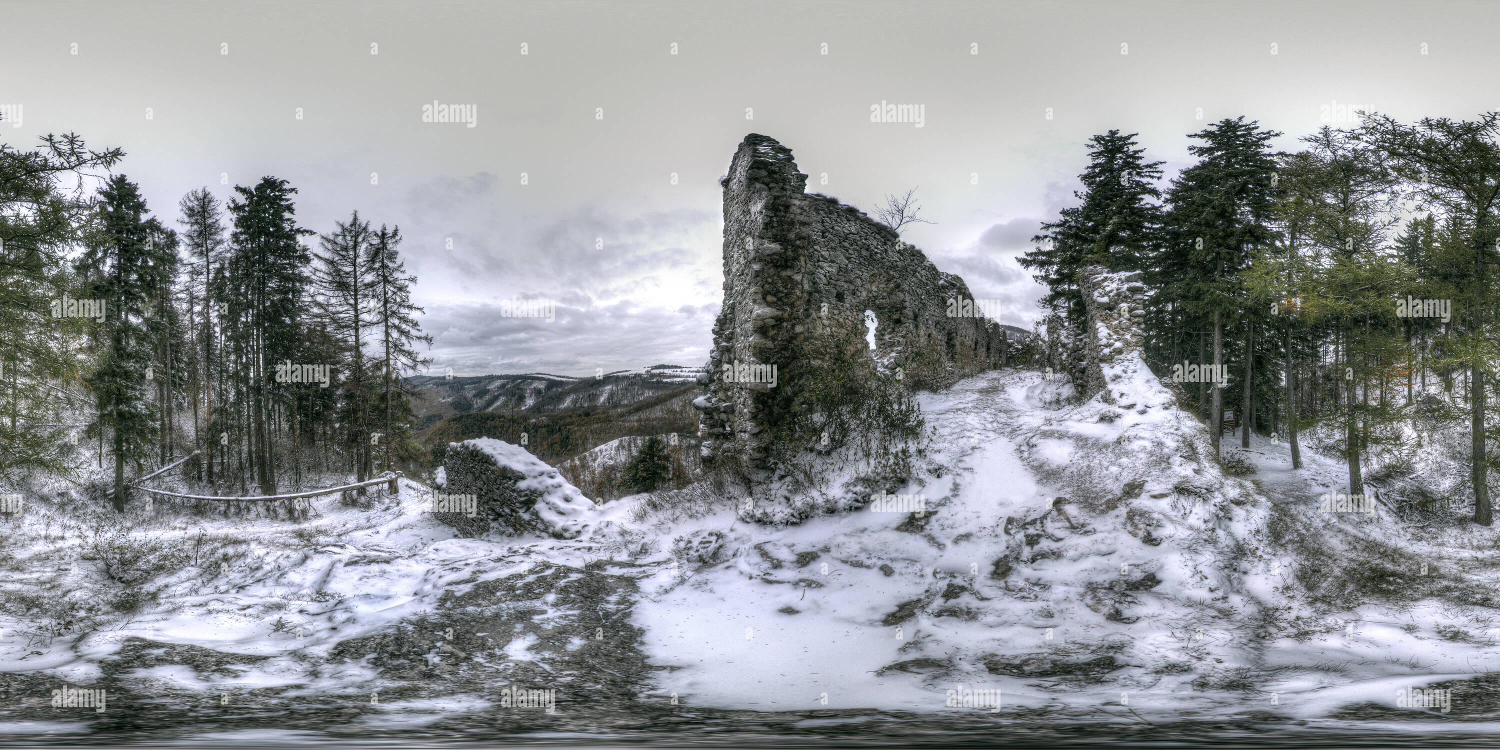 360 Grad Panorama Ansicht von Die Vrsatec Schloss im Schnee