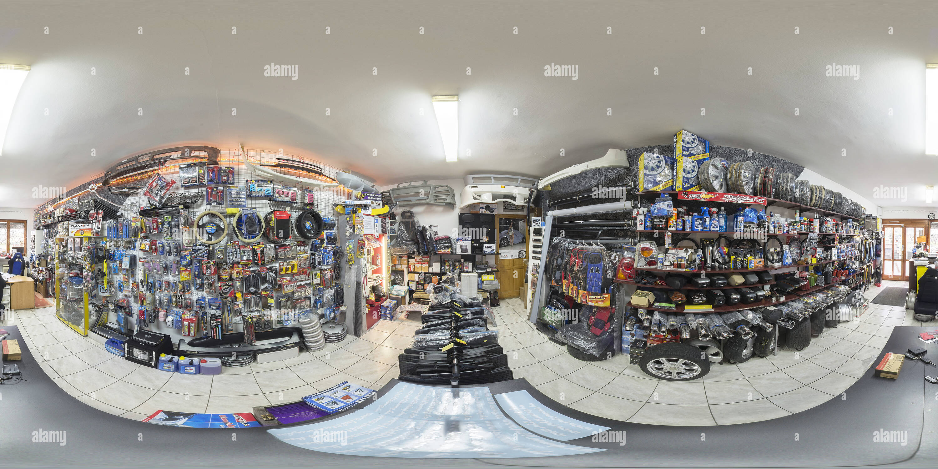 360 °Ansicht auf Full Auto Tuning Shop Alamy