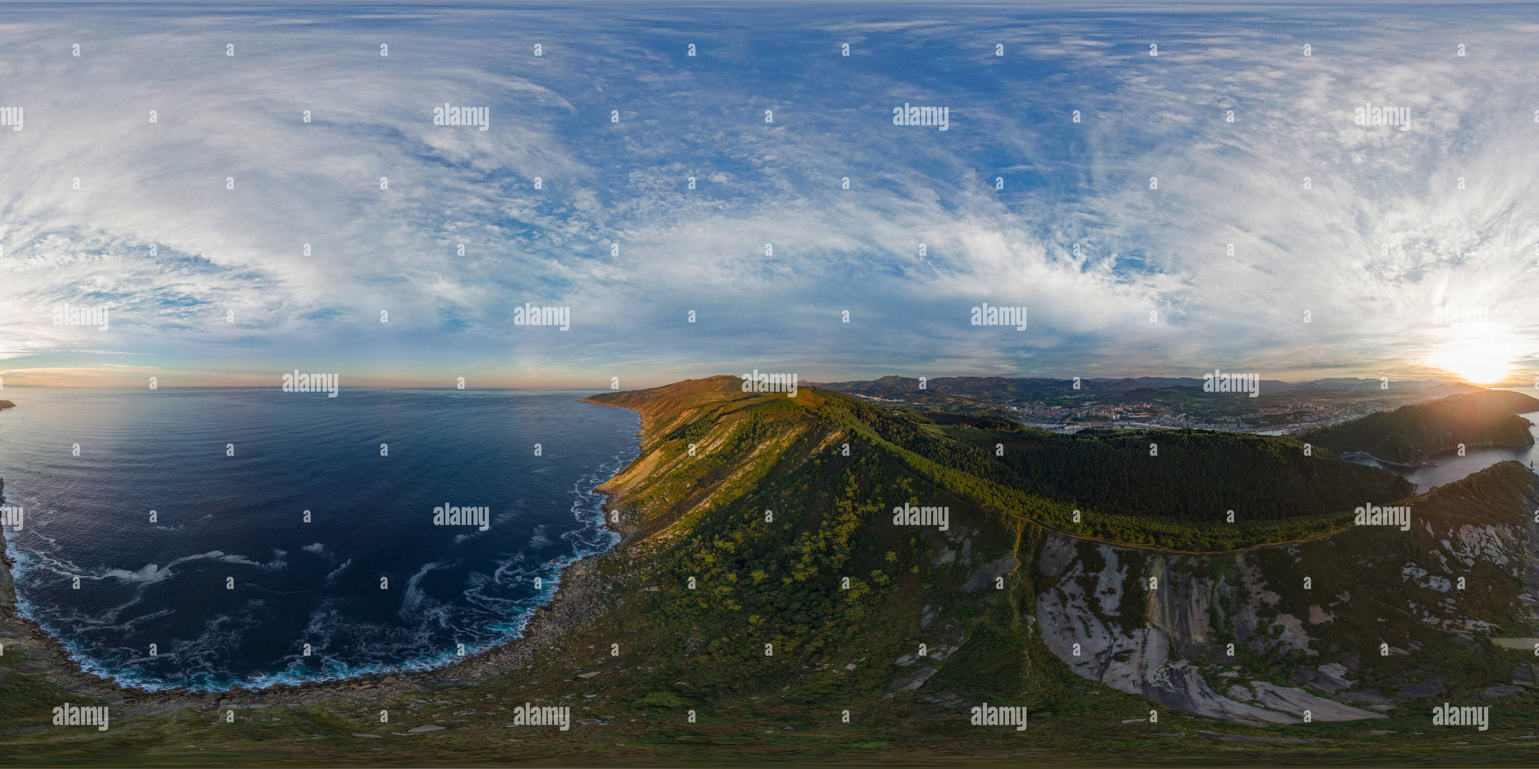 360 Grad Panorama Ansicht von Die Mount Jaizkibel vom Himmel